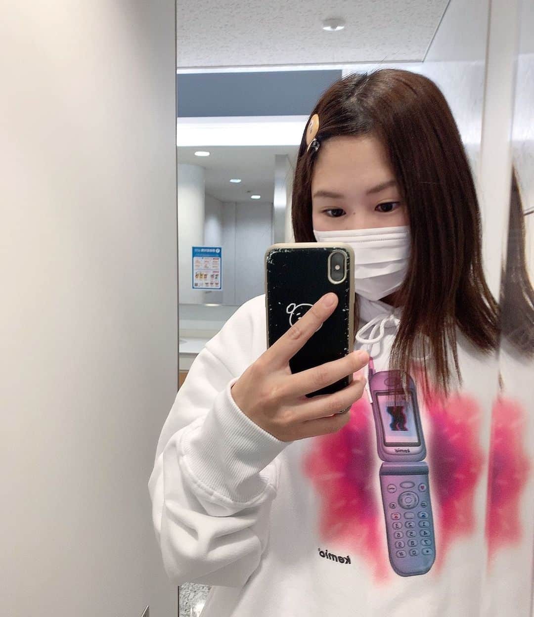大関れいかのインスタグラム：「. かわいいパーカー💜 けみおくんのお店で買った✌🏻 ガラケーなつい」