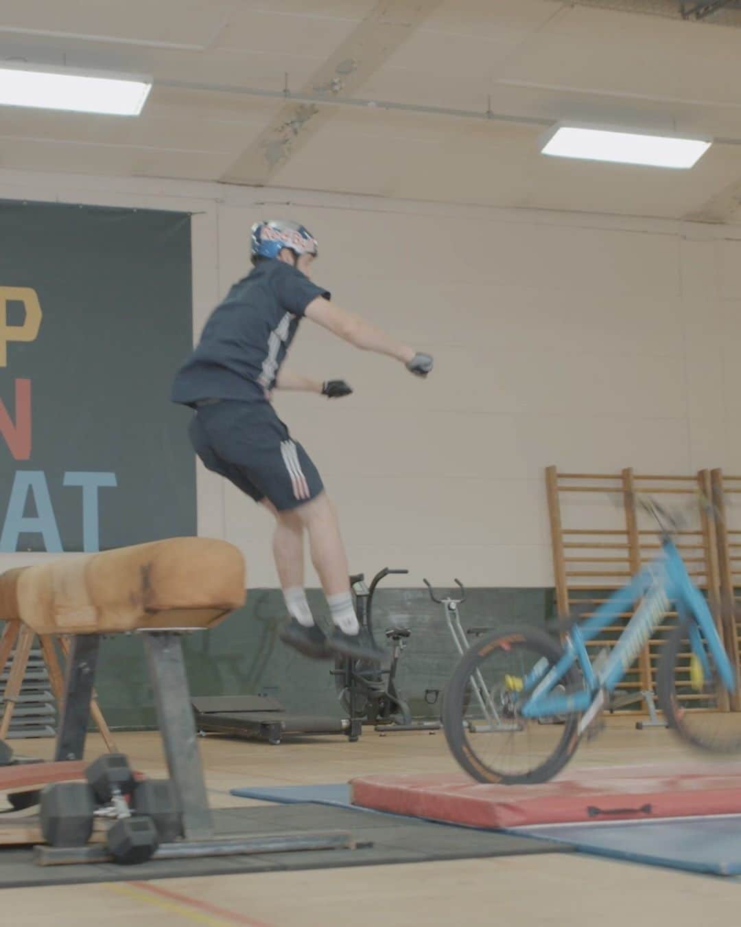のインスタグラム：「some things don't work out *quite* how you expect them to (it took @danny_macaskill over 700 times to land this 😳) and last year is no exception, but if at first you don't succeed, try and try again 👊  ... let’s try this again 💪   #redbull #givesyouwiiings #2021」