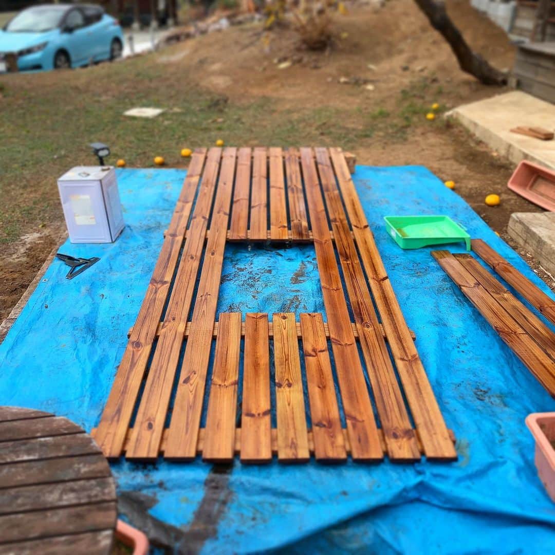 池内万作さんのインスタグラム写真 - (池内万作Instagram)「木材を買い足し、オイルステインをさらに重ね塗りして完成！ あとは設置するだけだ。 楽しみ楽しみ♪ #イケウチ工務店」1月15日 18時08分 - mandeshita