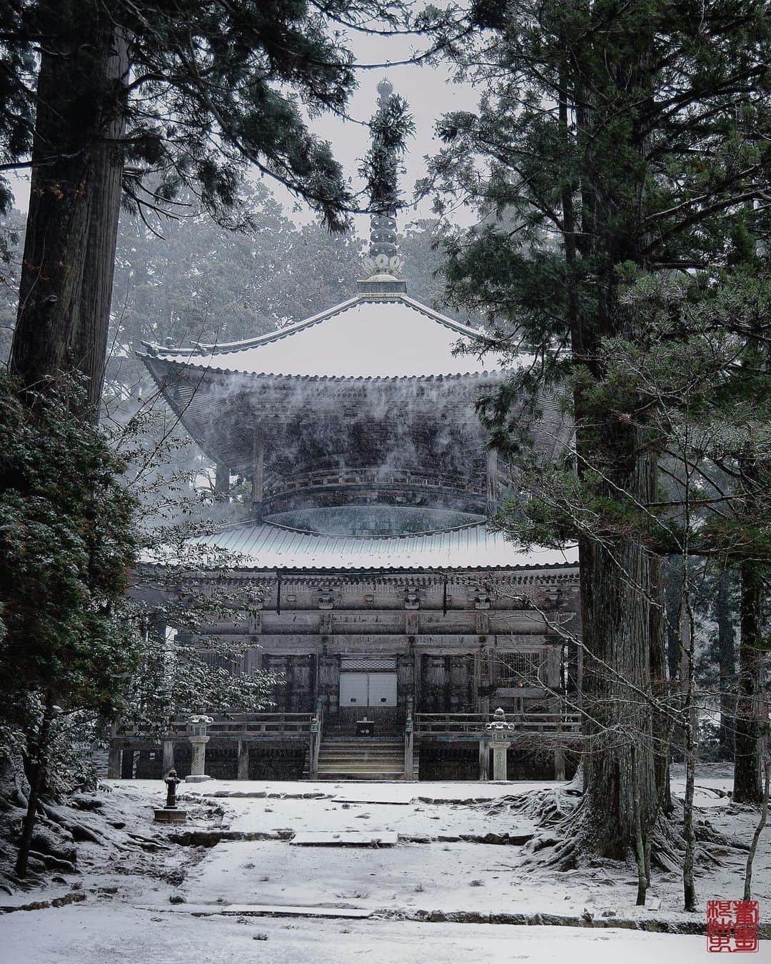 Visit Wakayamaさんのインスタグラム写真 - (Visit WakayamaInstagram)「. ⠀ A light dusting of snow blankets Koyasan. ⠀ 📸 @phylloxera.jp⠀ 📍 Koyasan, Wakayama」1月15日 18時00分 - visitwakayama