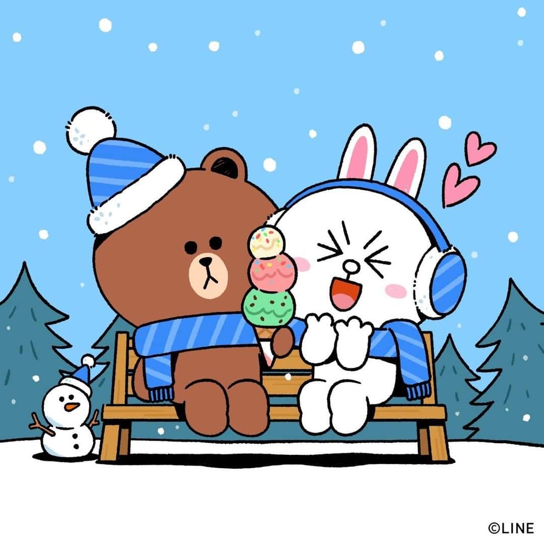 LINE FRIENDS_JPのインスタグラム：「ラブラブっぷりに 雪もアイスも溶けちゃいそう❤️   #ブラウン #コニー #雪 #ラブラブ #カップル #ペアグッズ #マフラー #ニット帽 #アイスクリーム #甘い #LINEFRIENDS」