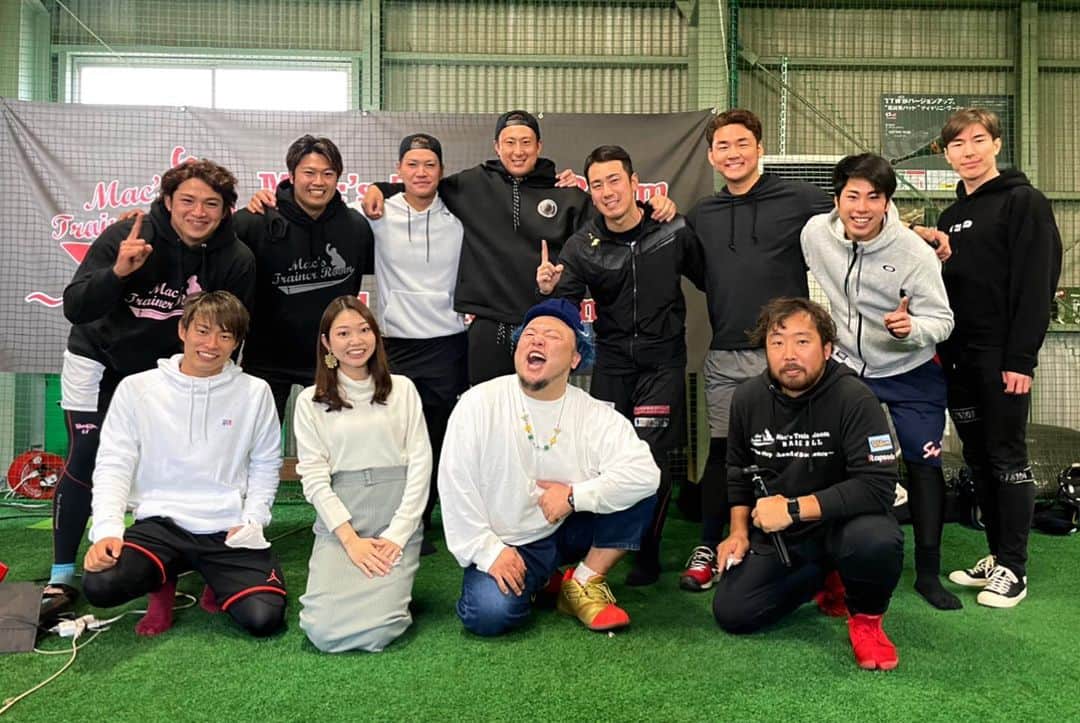 HIPPYのインスタグラム：「毎年恒例⁈の自主トレLIVE 2021年 ケガなく元気に活躍しまくるいい1年になる！！！ そんな願いを込めて歌わせていただきました♪いぇい  高島さん！山岡くん！翼くん！杉本くん！鈴木くん！前田くん！赤沼くん！福永くん！和田くん！パルクール荒本さん  ピアノ演奏してくれた森光っちゃん  めちゃ楽しい時間いただきました！ ありがとう  そして先日成人式で歌わせてもらった北海道羅臼町から食材いただき 繋がるご縁。ごちそうさまです。  感謝  #自主トレ #LIVE #deardreamer #知床羅臼ブランド #羅臼の普通は日本のごちそう」