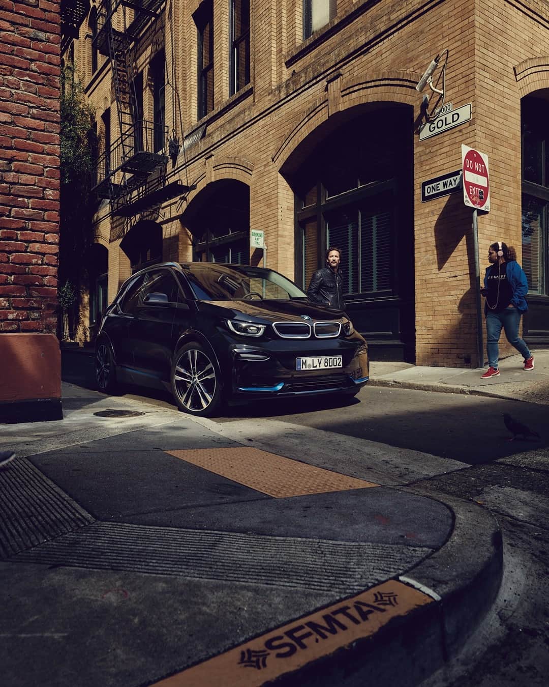 BMWのインスタグラム：「City cruiser mode on. The BMW i3. #THEi3 #BMW #i3 #bornelectric  __ BMW i3: Power consumption in kWh/100km: 13.1 (NEDC); 16.3–15.3 (WLTP), Electric range in km: 307–285 (WLTP). Further information: www.bmw.com/disclaimer   170 hp, 125 kW, 250 Nm, Acceleration (0-100 km/h): 7.3 s, Top speed (limited): 150 km/h.」