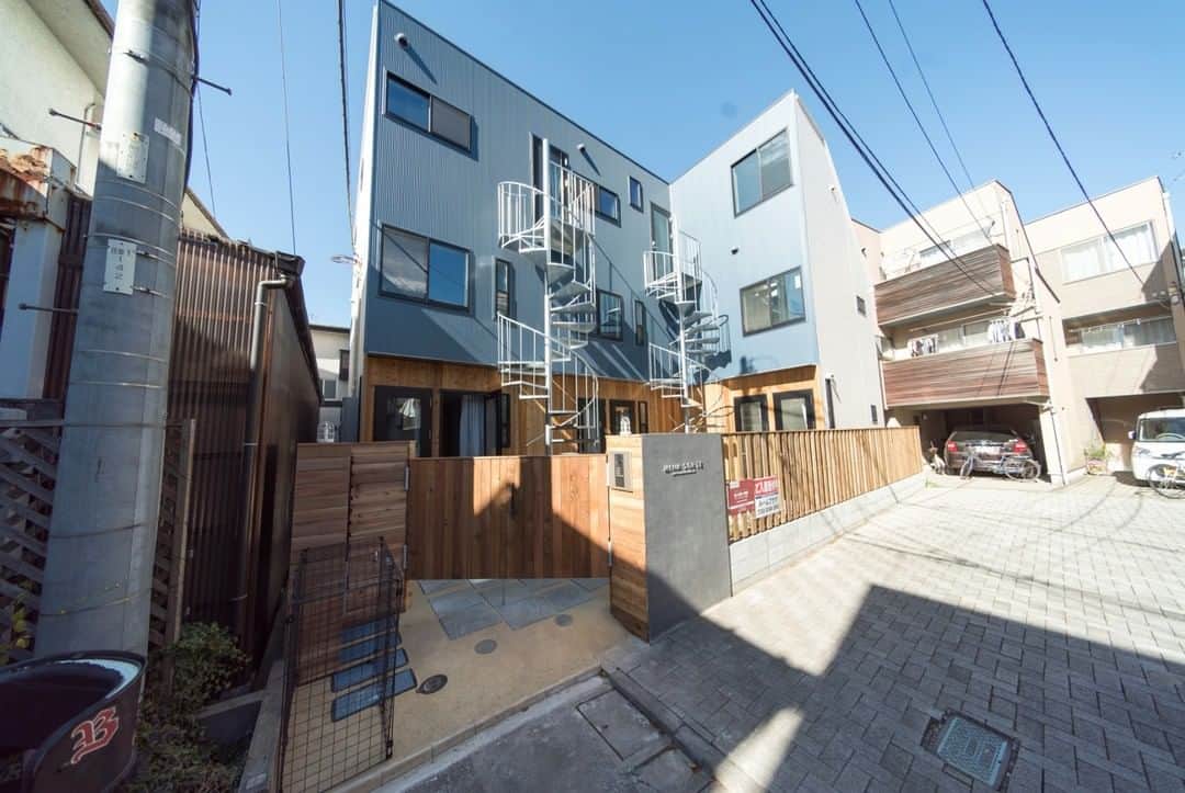 せたがやクラソンのインスタグラム：「『潔く、シンプルな1R 103』﻿ ﻿ ・東急田園都市線桜新町駅 徒歩10分 ・8.9万円・24.26㎡・1R ___________________________________________________________________﻿  東急田園都市線｢桜新町｣駅から徒歩10分。サザエさんの町で有名な桜新町の物件をご紹介です。  今回ご紹介するお部屋は、存在感のある螺旋階段、バイカラーな外壁に1階部分の板張りが目を引くスタイリッシュな外観。外観から期待値が上がります。  可愛らしい六角形のタイル敷きに、大きな鏡張りの壁で奥行きを感じるエントランスの土間空間。キッチンまで伸びた土間に、最近人気が高まっている天板下がオープンになっているキッチン。ホーローシンクにコンロ、レンジフードも白く清潔感を感じさせる仕様。扉がない分、足下のスペースを自由に活用出来るので、ゴミ箱を入れたり、突っ張り棒をつけて布巾をかけたり有効に使いたいですね。  フローリング張りで使い勝手の良い長方形のワンルームの間取りに、収納はミニマムながら、階段下に可動棚とハンガーが用意されています。  洗面、洗濯機、トイレが並ぶ水回りのお部屋もスタイリッシュでありながら、所々に木の温もりを感じる設えとなっています。お風呂は追い炊き機能、浴室乾燥機付き。1点、主要採光が南向きなのですが、玄関側のため洗濯物が干せないのがウィークポイントです。その代わりに室内干しできるようにワイヤー付きです。  エントランスから木の温もりを感じ、経年の変化を楽しめる物件はいかがでしょうか？  ▼この物件の詳細、﻿ そのほかのお部屋はプロフィールのリンクから﻿ @setagayakurasson﻿ ___________________________________________________________________﻿ ﻿ 「オンラインでお部屋探し」スタートしました！ ご相談お待ちしております。 ﻿ ﻿https://setagayakurasson.com/online _____________________________________________________________________﻿ ﻿ #せたがやクラソン #せたがやンソン #賃貸 #お部屋探し #オンラインお部屋探し #引っ越し #内見 #部屋 #ワンルーム #ひとり暮らし #ふたり暮らし #好きな街 #暮らしを楽しむ #キッチン #家具 #世田谷 #賃貸インテリア #リノベーション #コンシェルジュ #世田谷のお部屋探し  #田園都市線 #桜新町 #ホーローキッチン #暮らしを楽しむ #キッチン  #エントランスタイル  #ミニマム #シンプルな部屋 #木のぬくもり #バイカラー」