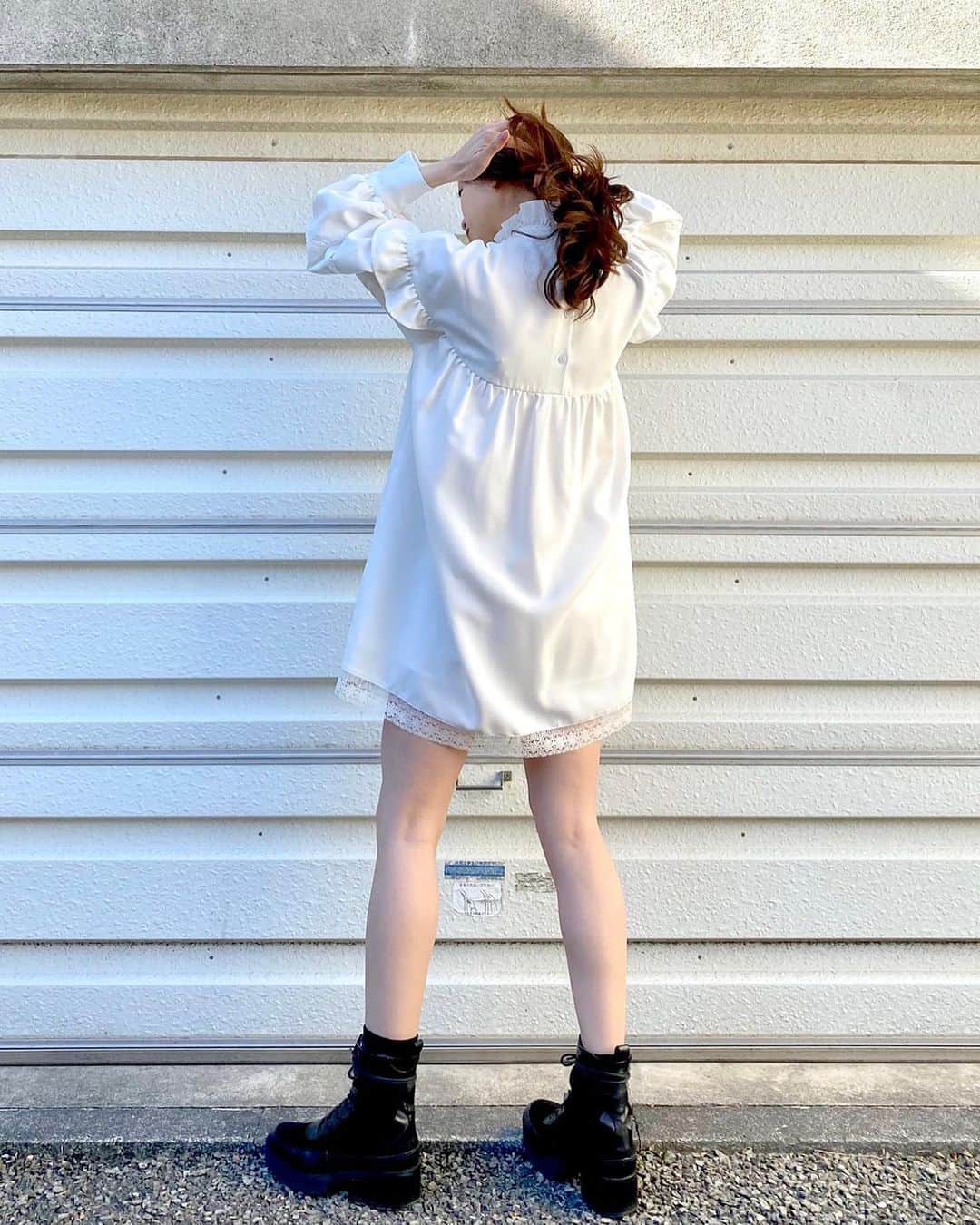 石井亜美さんのインスタグラム写真 - (石井亜美Instagram)「🦢 . お知らせです。 ロンドンで買い付けてきたヴィンテージのお洋服を セレクトしてオンラインで販売＆即完！  そんな私と妹の @miriishii とのプロジェクト “MIRIAM vintage”からオリジナルのお洋服が 発売されることになりました。  第一弾　“Swan Lake Dress” 1/16 ZOZOTOWNで予約開始です。 同時にYouTubeに着回しコーディネートの動画があがります🦢  昨年からずーっと準備してきたので ちょっとだけ熱い思いを語らせてください🤏笑  「地球に優しいお洋服作り」をテーマに MIRIAM vintageのお洋服の生地は、今後も全てサスティナブルな要素を取り入れていきます🌍  今回のワンピースも、 再生ポリエステルの繊維が使われているの！ なんと回収されたペットボトルなどがリサイクルされて作られている生地なのです！  大量消費、大量破棄されないように 予約販売することによって 環境を守る取り組みも心がけていきます📝  それゆえ、予約してからお届けまで 通常よりもお時間を頂くことになるのですが、 「私は地球を守りながらファッションを楽しんでいる！」という気持ちで、ワクワク待ち構えて頂けると嬉しいです☺️  本来ゴミになってしまうものが、新しく姿を変え、 新たなファッションの風を吹かせてくれる... そんなストーリーのあるお洋服です🥺🙏🦢  詳しくは1/16 18時に投稿される コーデ動画の概要欄のURLからご覧ください！🖤 (着画は私168cm、miri 159cm)  #MIRIAMvintage #サスティナブル　#再生ポリエステル　#白ワンピース」1月15日 18時00分 - ami_ishii_