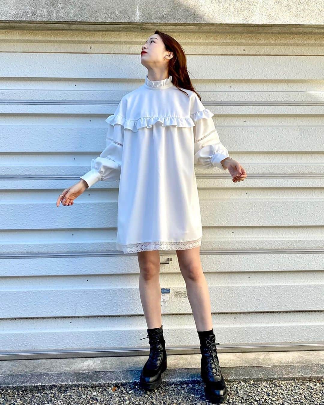 石井亜美さんのインスタグラム写真 - (石井亜美Instagram)「🦢 . お知らせです。 ロンドンで買い付けてきたヴィンテージのお洋服を セレクトしてオンラインで販売＆即完！  そんな私と妹の @miriishii とのプロジェクト “MIRIAM vintage”からオリジナルのお洋服が 発売されることになりました。  第一弾　“Swan Lake Dress” 1/16 ZOZOTOWNで予約開始です。 同時にYouTubeに着回しコーディネートの動画があがります🦢  昨年からずーっと準備してきたので ちょっとだけ熱い思いを語らせてください🤏笑  「地球に優しいお洋服作り」をテーマに MIRIAM vintageのお洋服の生地は、今後も全てサスティナブルな要素を取り入れていきます🌍  今回のワンピースも、 再生ポリエステルの繊維が使われているの！ なんと回収されたペットボトルなどがリサイクルされて作られている生地なのです！  大量消費、大量破棄されないように 予約販売することによって 環境を守る取り組みも心がけていきます📝  それゆえ、予約してからお届けまで 通常よりもお時間を頂くことになるのですが、 「私は地球を守りながらファッションを楽しんでいる！」という気持ちで、ワクワク待ち構えて頂けると嬉しいです☺️  本来ゴミになってしまうものが、新しく姿を変え、 新たなファッションの風を吹かせてくれる... そんなストーリーのあるお洋服です🥺🙏🦢  詳しくは1/16 18時に投稿される コーデ動画の概要欄のURLからご覧ください！🖤 (着画は私168cm、miri 159cm)  #MIRIAMvintage #サスティナブル　#再生ポリエステル　#白ワンピース」1月15日 18時00分 - ami_ishii_