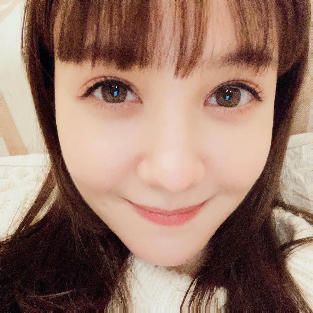 トリンドル玲奈さんのインスタグラム写真 - (トリンドル玲奈Instagram)「お仕事が終わり、 うちでまった〜り☺️  お気に入りの @todayful_ のパンツ履いてます☺️ ウエストはゴムで、素材も気持ちいいのです🧶 ここのブランドかわいいので要チェックです✌︎  ネイルは最近自爪に透明ネイルを塗ってます☺️ちょうどいい気がして…♡」1月15日 18時03分 - toritori0123