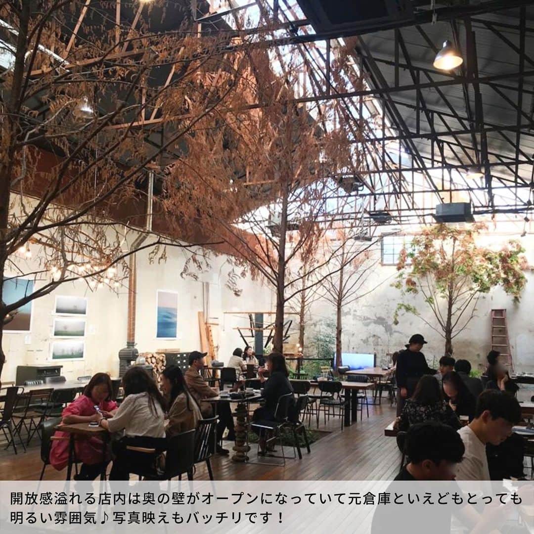 旅工房公式さんのインスタグラム写真 - (旅工房公式Instagram)「みなさんこんにちは🇰🇷﻿ ﻿ 旅行先でのカフェタイムって特別ですよね😌！﻿ 前もって行きたいカフェをリストアップする方も多いのでは👀🔍！！特にカフェ大国韓国でのカフェ選びは迷っちゃいますよね〜😂💭﻿ (できることなら全部行きたい...😇)﻿ ﻿ 韓国カフェといえば『インスタ映え』するような個性的でフォトジェニックな雰囲気のおしゃれなお店が多いですよね📸💓﻿ ﻿ そんなカフェ激戦区のソウルの中でも今回は、リノベーションされたおしゃれカフェが大集合しているソウル・聖水洞(ソンスドン)のおすすめカフェをご紹介します☕️🍰💕﻿ ﻿ ソンスドンという場所をみなさんは知っていますか？知っている方はかなりの韓国通！ソンスドンとは近年注目を浴びているスポットで地下鉄2号線の聖水(ソンス)駅～トゥクソム駅にかけて広がっているエリアのことなんです📍﻿ ﻿ もともとこのエリアは靴工場や小さな工場が立ち並ぶエリアでしたが、近年では若手デザイナーやアーティストが廃工場や住宅をリノベーションしてカフェやギャラリー、ショップをオープンさせています👨‍🎨💛﻿ ﻿ そのおかげで個性的なビンテージカフェが大集合しているんです😉☕️✌️﻿ ﻿ 廃工場や住宅をリノベーションしたカフェやお店はどこか懐かしい感じがして味わいのある内装が魅力✨！！そのおしゃれな雰囲気から今やソンスドンは韓国の『ブルックリン』とも呼ばれています🗽！！﻿ ﻿ また、街全体も雰囲気がありフォトスポットがたくさんあるのも魅力のひとつ😆！！﻿ なんと、あの有名な韓国ドラマ『トッケビ』の撮影地や、BIGBANG の『FXXK IT』のMVが撮影された場所でもあるんです！ファンの方は必見ですね👀✨！﻿ ﻿ そして、ソンス駅からトゥクソム駅をつなぐエリアでは靴の町ならではの光景を見ることができます👠この通りは『ハンドメイド靴通り』となっていて、靴作り名人たちのショップがズラリと並んでいます♪靴を作る時に皮を使うことからハンドバッグのお店もよく見かけられます👜💕お気に入りのアイテムに出会えるかもしれませんね🥰﻿ ﻿ ここでは紹介しきれなかったおすすめショップやカフェの住所など詳しい情報を #旅pocket で紹介中🔍﻿ ﻿ 下記URLもしくはストーリーズハイライトからぜひチェックしてみてください🎨💚﻿ ﻿ < 旅pocket URL >﻿ ﻿ https://bit.ly/2Xq8Kn4﻿ ﻿ #旅工房 #旅pocket #韓国 #韓国旅行  #韓国観光 #ソウル#ソウル旅行 #ソウル観光 #韓国カフェ #ソウルカフェ #韓国カフェ巡り #韓国スイーツ #聖水洞 #聖水洞カフェ #大林倉庫 #baesan #mellower #cafeonion #marketonoff #韓ドラ #トッケビ #トッケビロケ地 #海外旅行 #海外旅行好きな人と繋がりたい #海外旅行好き #韓国好きな人と繋がりたい #韓国好き #韓国情報 #海外旅行準備 #女子旅 ﻿ ﻿」1月15日 18時05分 - tabikobo