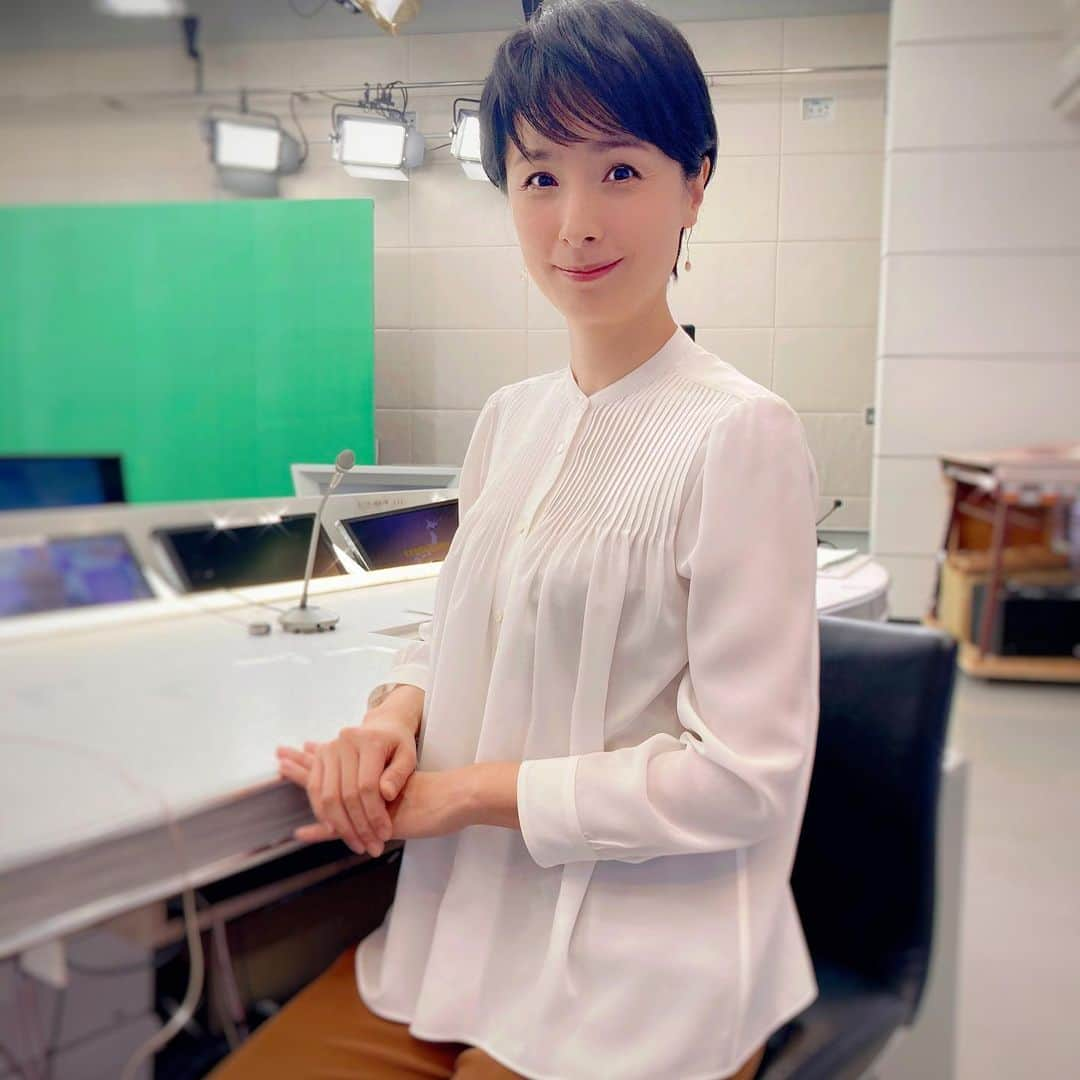 野村真季さんのインスタグラム写真 - (野村真季Instagram)「今週もお疲れ様でした！  1月11日(月) 1・2枚目 ワンピース @dama_jp アクセサリー @starjewelry_press  1月13日(水) 3・4枚目 ブラウス・パンツ @aspesiofficial アクセサリー @ete_official  1月15日(金) 5・6・7枚目 ブラウス・パンツ @so_close_official アクセサリー @naturali_jewelry  #テレビ朝日 #アナウンサー #アナウンサーコーデ  #野村真季 #野村アナ #171cm」1月15日 18時06分 - masaki__nomura