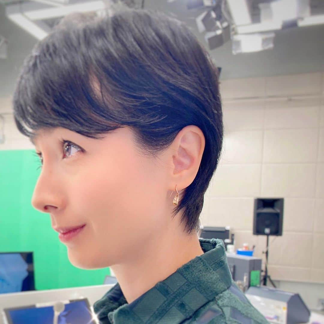 野村真季さんのインスタグラム写真 - (野村真季Instagram)「今週もお疲れ様でした！  1月11日(月) 1・2枚目 ワンピース @dama_jp アクセサリー @starjewelry_press  1月13日(水) 3・4枚目 ブラウス・パンツ @aspesiofficial アクセサリー @ete_official  1月15日(金) 5・6・7枚目 ブラウス・パンツ @so_close_official アクセサリー @naturali_jewelry  #テレビ朝日 #アナウンサー #アナウンサーコーデ  #野村真季 #野村アナ #171cm」1月15日 18時06分 - masaki__nomura