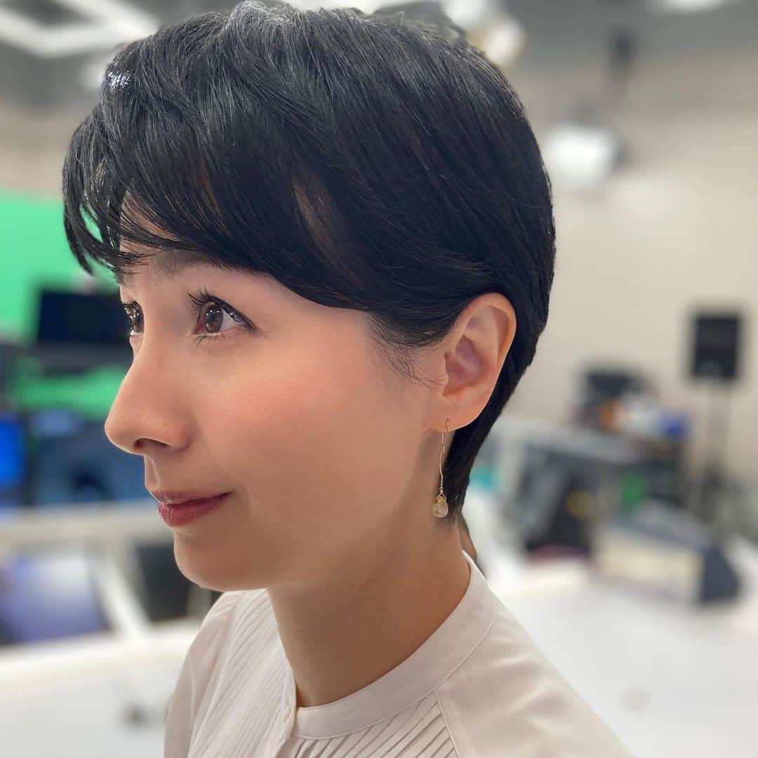 野村真季さんのインスタグラム写真 - (野村真季Instagram)「今週もお疲れ様でした！  1月11日(月) 1・2枚目 ワンピース @dama_jp アクセサリー @starjewelry_press  1月13日(水) 3・4枚目 ブラウス・パンツ @aspesiofficial アクセサリー @ete_official  1月15日(金) 5・6・7枚目 ブラウス・パンツ @so_close_official アクセサリー @naturali_jewelry  #テレビ朝日 #アナウンサー #アナウンサーコーデ  #野村真季 #野村アナ #171cm」1月15日 18時06分 - masaki__nomura