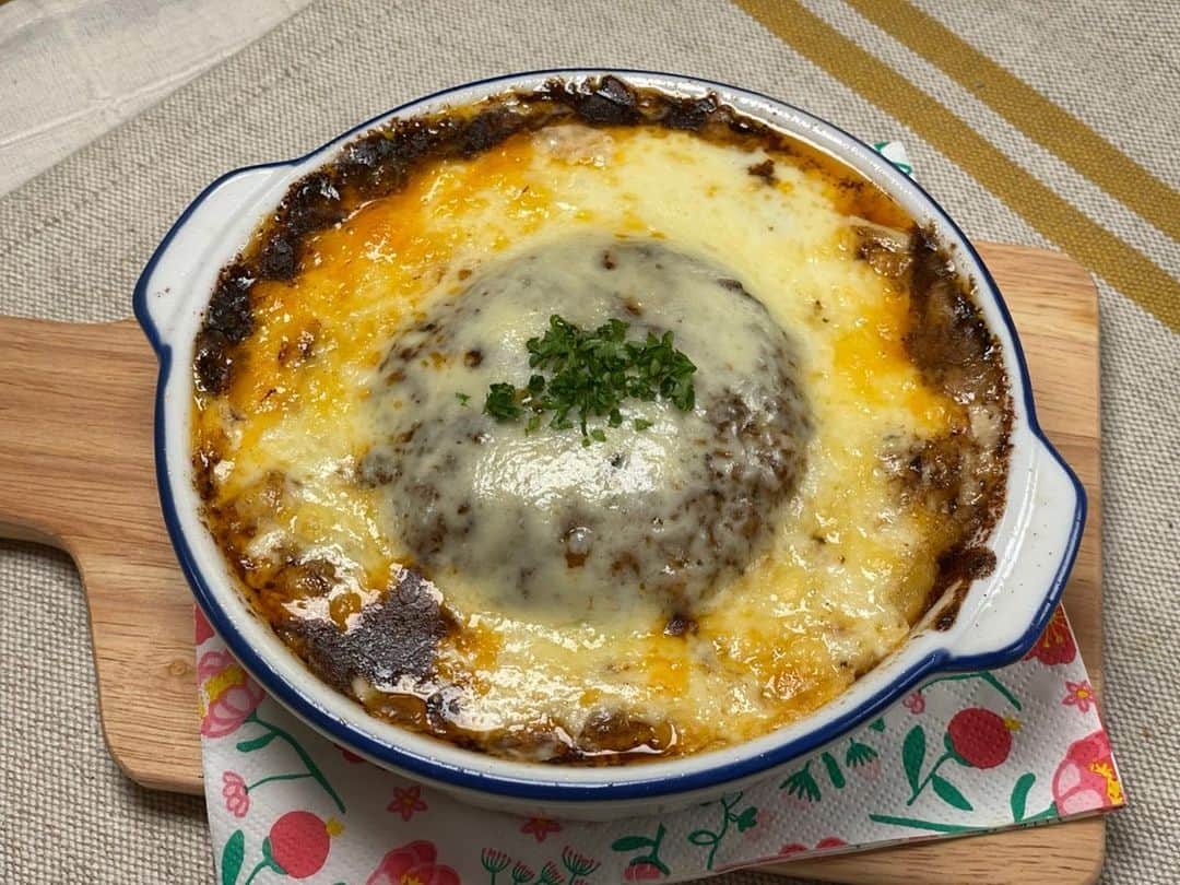 馬場裕之のインスタグラム：「誰でも出来るハンバーググラタン😍 ボリューム満点ちびっこも大人も大好きズボラ飯です〜🥳  YouTube「馬場ごはん」 にてご視聴くださいー😸 . ▷ @hiro88 ◁ ⇧⇧⇧⇧⇧⇧⇧ こちらをクリック😻  #新しい日常  #一緒にやってみよう #おうちごはん  #吉本自宅劇場  #馬場ごはん #簡単」