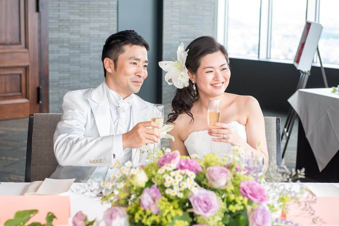 fortythree (フォーティースリー) のインスタグラム：「🥂 たくさんの笑顔溢れる結婚式 ・ ・ ・ おふたりの大切な方たちに 結婚の報告をする1日 そのカタチはひとつだけではありません 『おふたりらしさ』 に感謝の想いを込めた オリジナルウエディングを 一緒につくりましょう ****************** パーティーのお問い合わせは プロフィール欄のURL公式HPからどうぞ🎵 Heritage Bridal Collection forty three（フォーティスリー） https://fortythree.official-wedding.jp/ ☎︎0120-172-050」