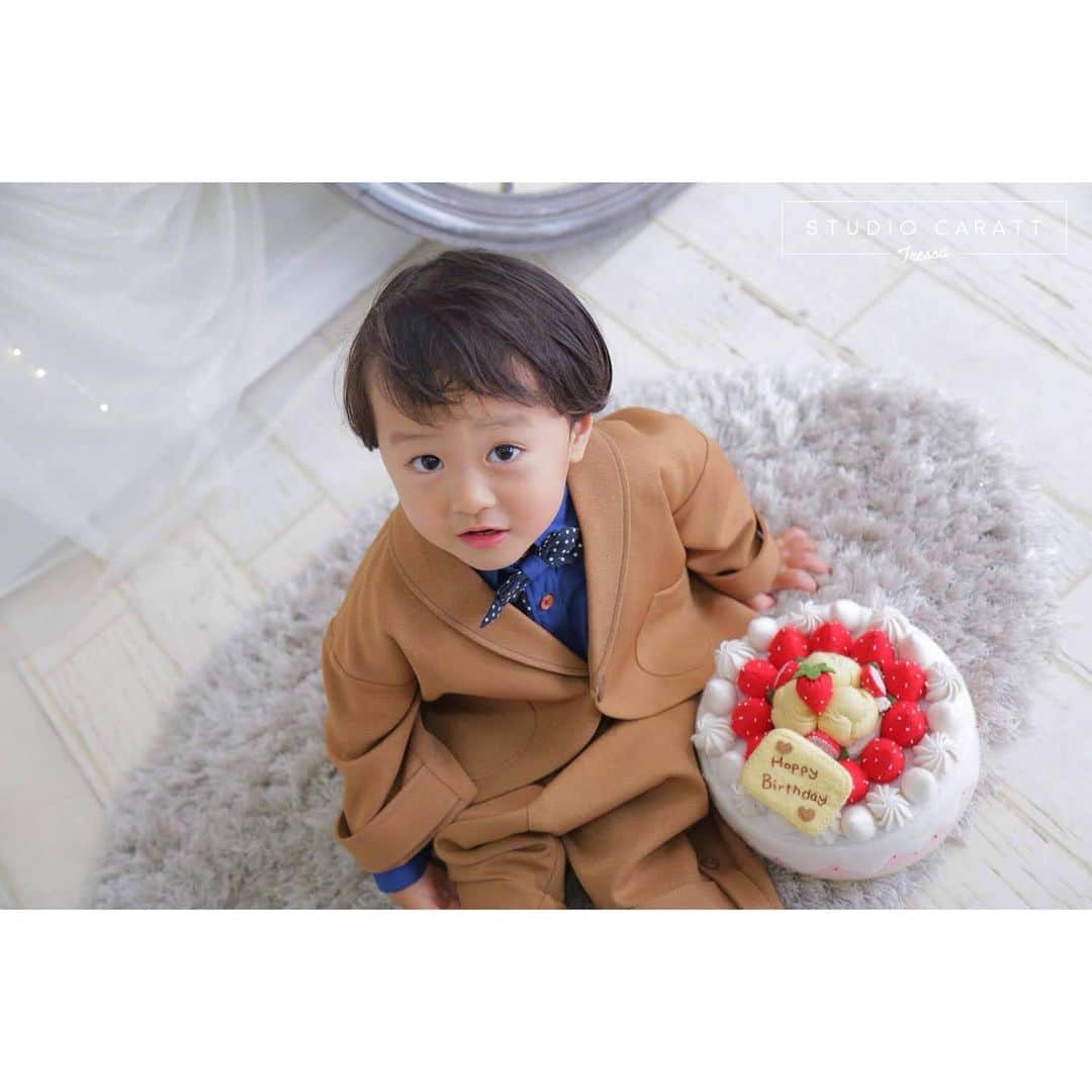 スタジオキャラットトレッサ横浜店のインスタグラム：「色んなケーキに興味津々なキュートな男の子🎂 誕生日のお祝いに素敵なお写真をお撮りします📷🎉 ・ ・ #スタジオキャラット #スタジオキャラットトレッサ横浜店#studiocaratt #男の子#ふんわり#記念写真 #BD#キュート #ケーキ#スーツ#写真館 #トレッサ横浜 #綱島」