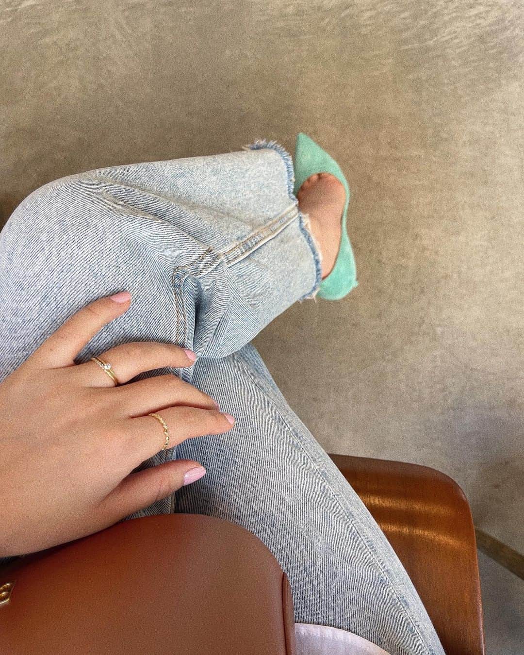 穴井千尋さんのインスタグラム写真 - (穴井千尋Instagram)「. もう春っぽい色を取り入れたくなる💭 . #パンプス #靴 #ジャンビトロッシ #デニム #デニムコーデ #gianvitorossi #heels #highheels #denim」1月15日 18時12分 - chihiro_anai_official