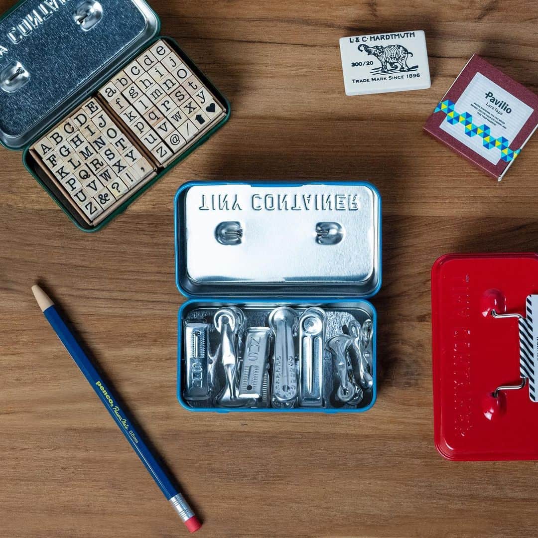 TOOLS to LIVEBY / 禮拜文房具のインスタグラム：「. Hightide迷你工具盒  有著復古色澤的迷你尺寸工具盒， 精巧的提把更顯別緻。  適合收納裁縫、文具等小巧物品。  www.toolstoliveby.com.tw .」