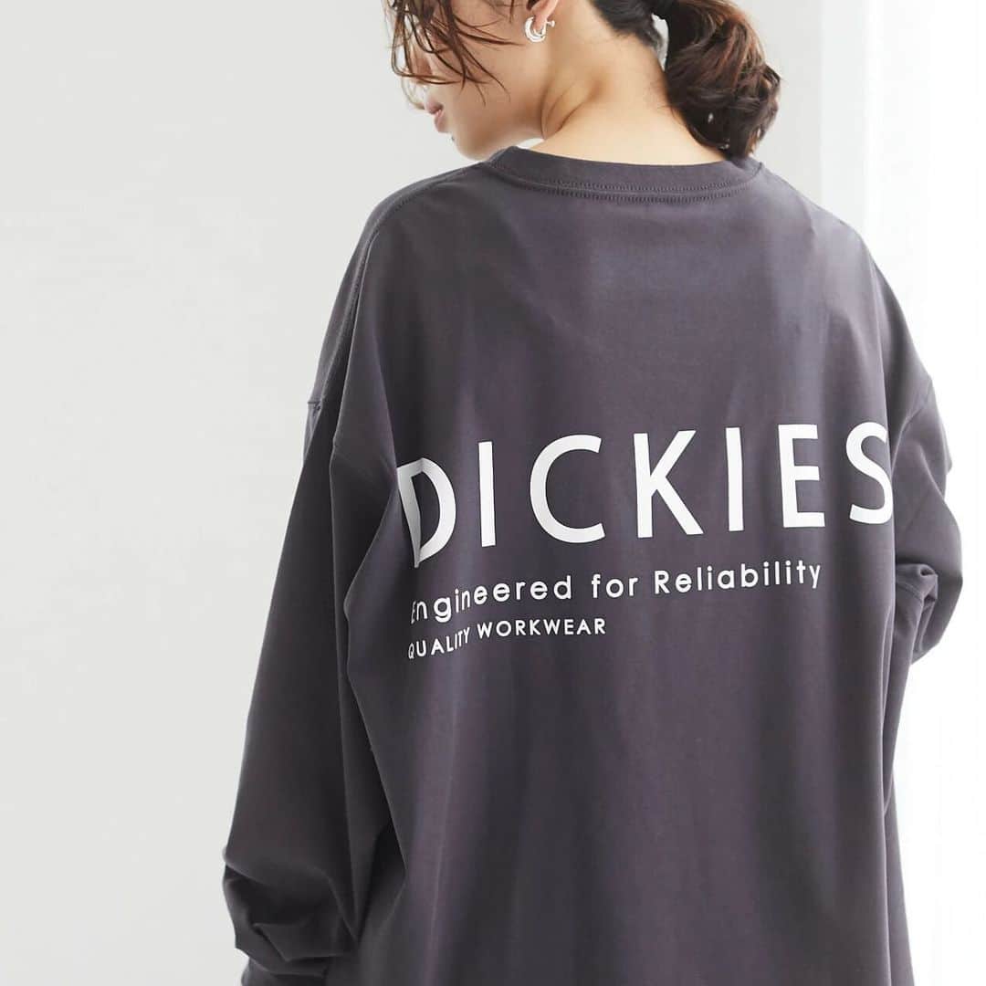 Green Parks(グリーンパークス) さんのインスタグラム写真 - (Green Parks(グリーンパークス) Instagram)「予約受付中！ 【WEB限定】Dickies シルケットラウンドヘムロンT  ＜ビッグシルエット×バックプリント＞トレンドが詰まったロゴT  アメリカ発の大人気ワークカジュアルブランド「Dickies」から、ビッグシルエットのロゴロンTが登場。 Dickiesらしいワークテイストは残しつつも、バックのロゴプリントやくすみカラーといったトレンド要素もしっかりと加わっています。 素材はまるでシルクのように滑らか。肌触りがとてもよく、素肌に直接お洋服が触れるシーズンも快適にご着用頂けます。 光沢感もあり高見えするのもポイント◎ WEB限定の販売となりますのでぜひお見逃しなく！  #greenparks #stripeclub #web限定 #dickies #大人カジュアル #カジュアルコーデ #ママコーデ #プチプラ」1月15日 18時15分 - green_parks