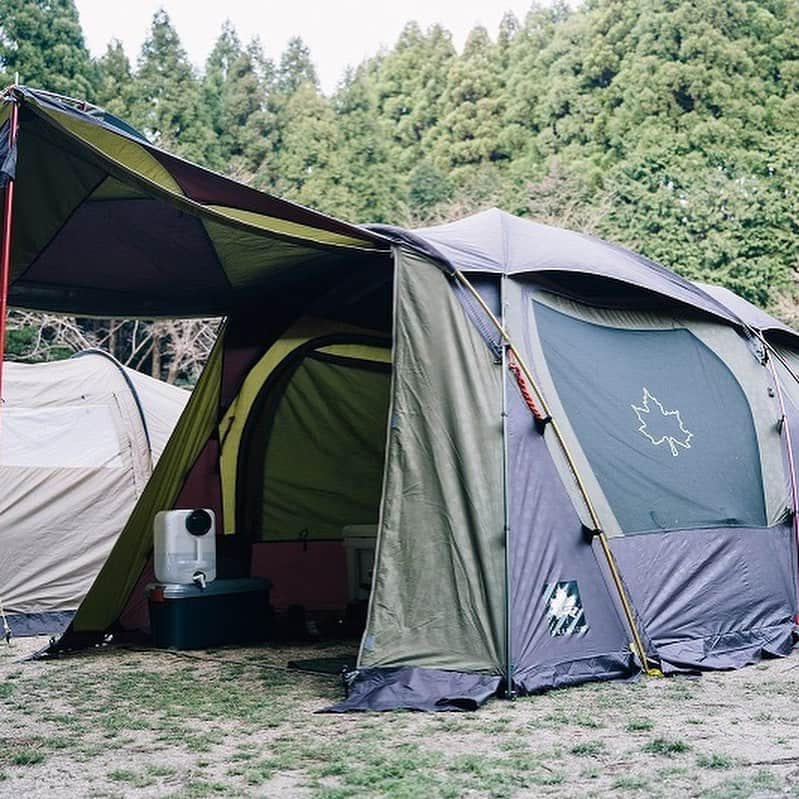 キャンプ情報サイト［ランタン］さんのインスタグラム写真 - (キャンプ情報サイト［ランタン］Instagram)「CAMP SMILE STYLE ／ テントの中で見る動画は 子供たちにとって一生の思い出 ＼ いろんなキャンパーのキャンプスタイルを現地取材と一般キャンパーからの投稿で数多く掲載してます。 . . 詳しくは @lantern.camp webサイトをご覧ください . . #camp #camping #outdoor #travel #trip #lantern_smile #nature #キャンプ #キャンプ用品 #アウトドア #テント #自然 #旅行 #キャンプ初心者 #キャンプ好きな人と繋がりたい #キャンプスタイル #LANTERN #キャンプギア #プロジェクター #ゼロデイ #zeroday #ドーナツテーブル #ロゴス #カスタム焚き火台 #ロゴス_テント #冬キャンプ #グループキャンプ #かぶとの森テラス」1月15日 18時15分 - lantern.camp