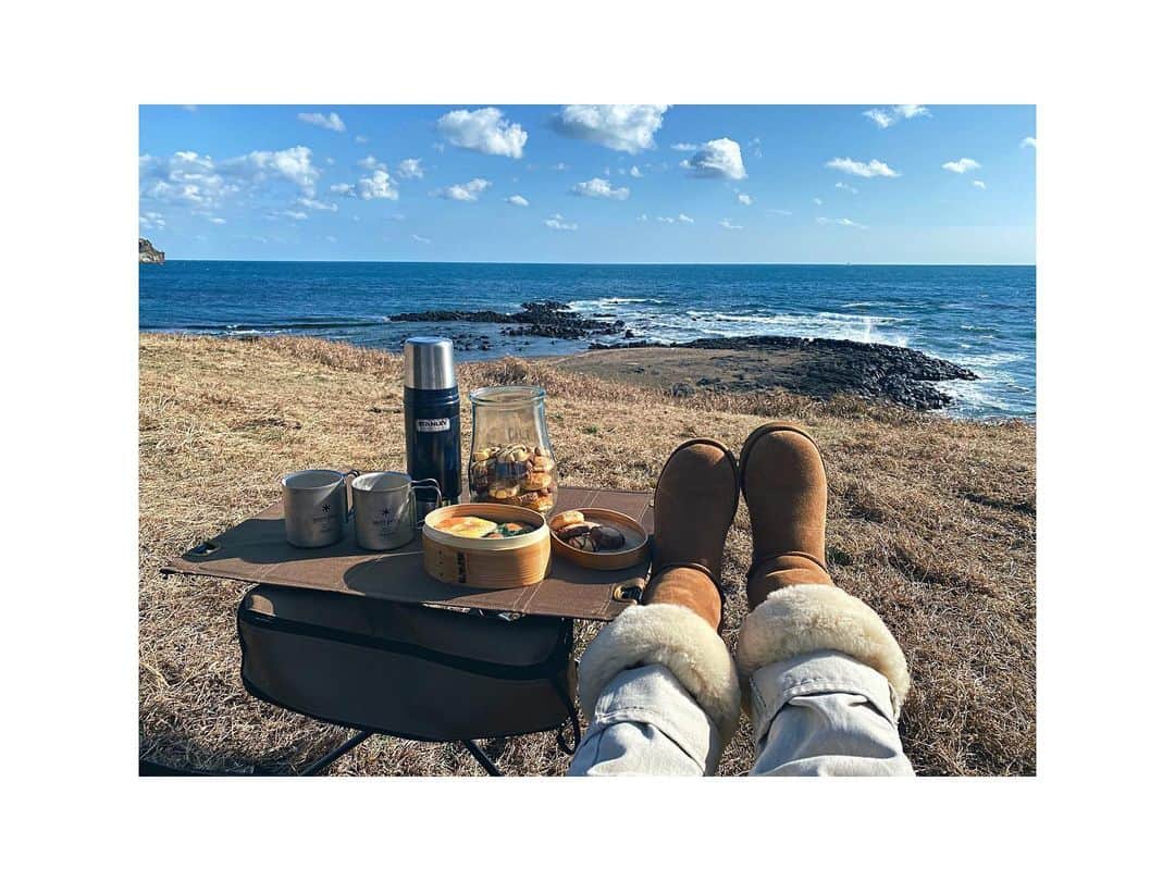 チン・ジェヨンのインスタグラム：「. 주먹밥 꽁꽁뭉쳐서 바다커피. 오 해피 🤍 . . *명란은 21일 목요일만나요.  #콘티✖️맛의명태자 (21-24) #진재영키친 #진재영_제주지엔느  . .」