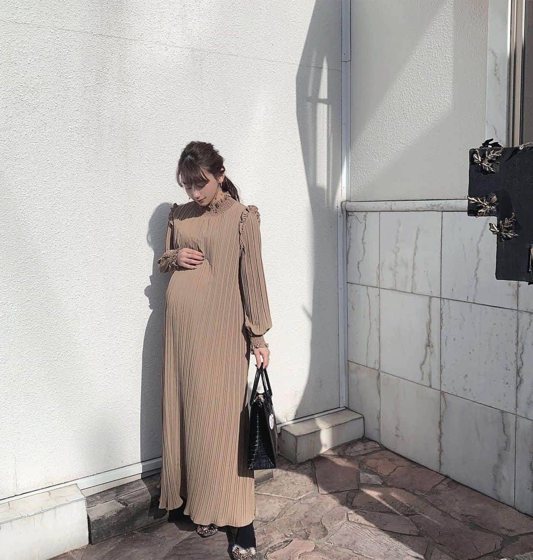 のインスタグラム：「ㅤ ㅤ ㅤ 新しくゲットした @fifth_store の ベルト付スタンドカラープリーツワンピース マタニティの方めっちゃいいよ！ ㅤ ㅤ ㅤ ㅤ プリーツのヒラヒラが可愛くて ボディラインが出ないからめっちゃお気に入り😍♡ ㅤ ㅤ ㅤ お腹のシルエットが出るのは仕方ないにしても お腹のおかげで お尻周り腰回りが反り返ってるしたくましすぎて辛い😂 ㅤ それがカバーできるし デザインも可愛いしカラーも落ち着いてていい感じやし ㅤ ㅤ 全て良きすぎてこれからいっぱい愛用しよう( ⸝⸝⸝¯ ¯⸝⸝⸝ )♡ ㅤ ㅤ ㅤ  ㅤ fifth キャンペーンいっぱいやってて 60%OFFのクーポンもあったよ😍✨✨  ㅤ ㅤ ㅤ ㅤ  ㅤ ㅤ ㅤ #fifth #fifthtl #フィフス #ベルト付スタンドカラープリーツワンピース #低身長コーデ #フェミニン #プリーツ #プリーツワンピース #プリーツスカート #coordinate #コーデ #コーディネート #コーデ  #マタニティ #マタニティコーデ #マタニティーコーデ  #妊婦 #妊婦コーデ #妊婦生活」