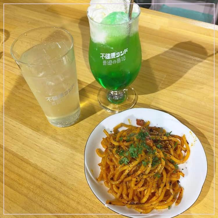 ピコフードさんのインスタグラム写真 - (ピコフードInstagram)「. ここでならギルティーなしに食べれちゃう⁉︎ 銭湯を改造したネオ居酒屋♨️ 荷物置き場が桶だったり、銭湯のロッカーがあったりと遊び心満載な店内にも注目🤍🤫 . 🍽️🍽️🍽️🍽️🍽️🍽️🍽️🍽️ お店のタグ #不健康ランド  他の地域を探す #piko_根津   🍽️🍽️🍽️🍽️🍽️🍽️🍽️🍽️ . @i__rouge  @nako5623  @caffeees  @nr_chan_gram  さん ありがとうございます😊 .  🐥 🐥 🐥 🐥 🐥 🐥 🐥 🐥 🐥 🐥 🐥 🐥 . ※最新の情報は調べてご確認をお願いします🙇🏻‍♀️ . 関東圏内のオシャレなグルメの投稿を厳選し、 紹介してます👣👀 オシャレなグルメを見つけよう！➡️ @piko_food_ #piko_food もつけて投稿してくれると いいねとたまにコメントしに行きます❤️ . 🐥 🐥 🐥 🐥 🐥 🐥 🐥 🐥 🐥 🐥 🐥 🐥 . #不健康ランド背徳の美味 #根津グルメ #根津居酒屋 #カフェ風居酒屋 #ネオ居酒屋　#居酒屋メニュー #居酒屋巡り #銭湯カフェ #銭湯居酒屋 #牛乳瓶 #일본카페 #도쿄카페 #東京グルメ #東京ランチ #東京カフェ #東京カフェ散歩 #東京グルメ旅 #東京カフェめぐり #東京グルメ」1月15日 18時18分 - piko_food_