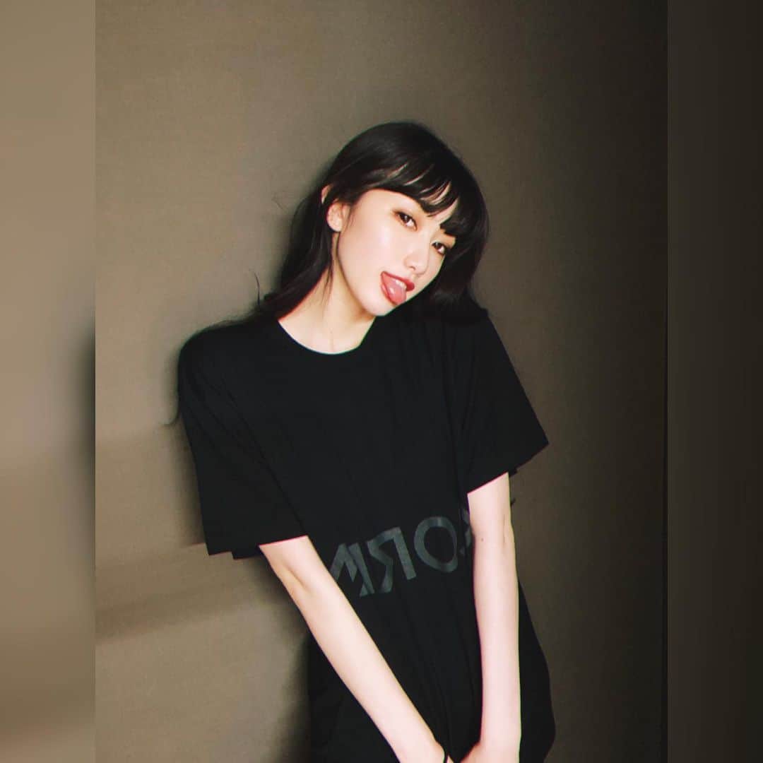 のインスタグラム：「#VALORANT さんからのギフトボックス🎁  中にはTシャツ パーカー キャップ マウスパッド ちょうどノーパソ買って 新しいマウスパッド欲しかったし どれもかっこよくて最高です  また後日残りのせます😈  #game #riot #gamergirl #lol #gametshirt」