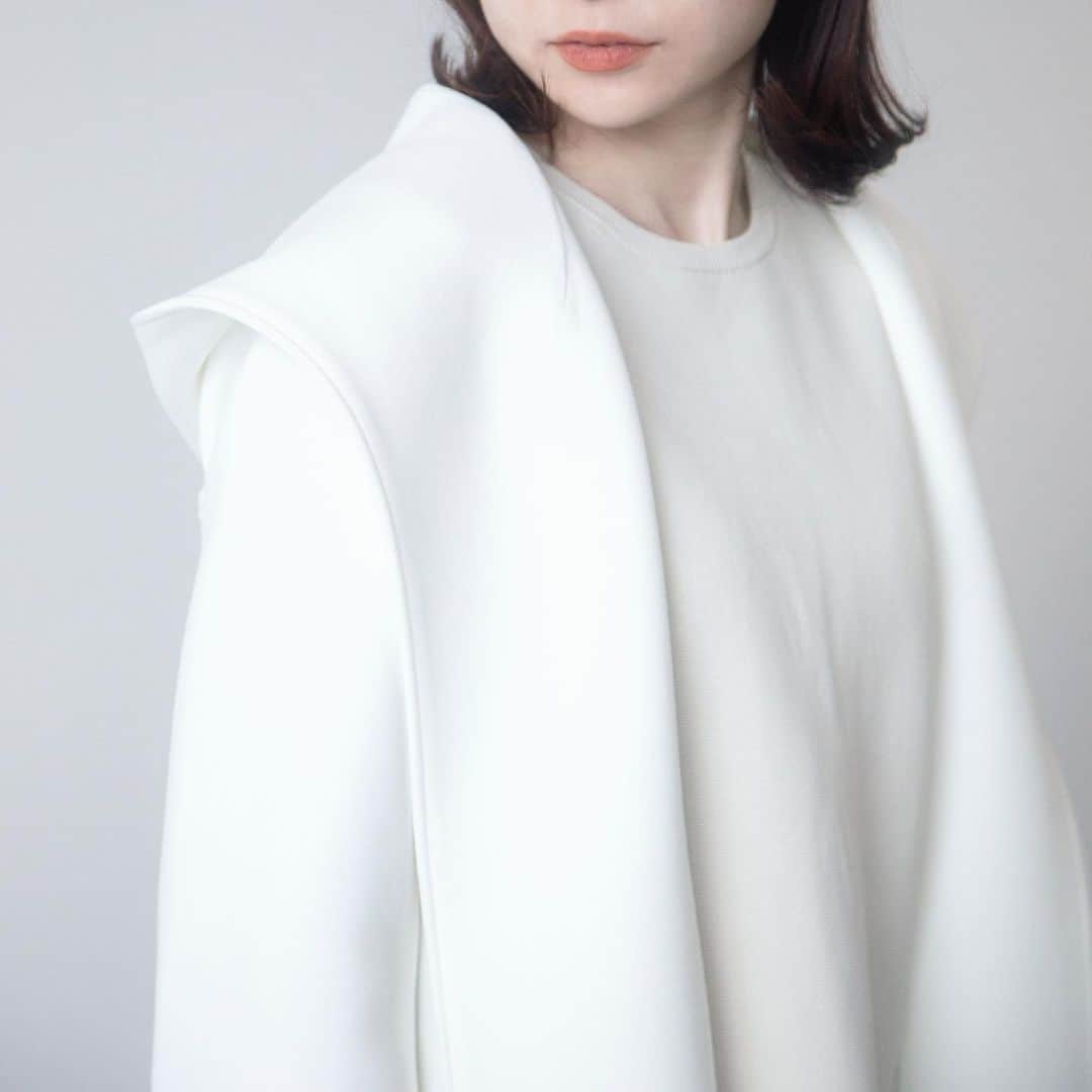 INDIVIのインスタグラム：「- light outer -﻿ ﻿  さらっと羽織るだけの着流しスタイルがきまるライトアウター。 ダンボール素材の特有の膨らみが、上品感を演出。 とても軽い羽織り心地ですので、デイリー使いにぴったりです！  ✴︎outer.¥19,250(税込)﻿ ✴︎no.127-92006 ※こちらのアイテムは現在予約販売となっております。 ＿＿＿＿＿＿＿＿＿＿＿＿＿＿＿＿ 【新作&SALE 2BUY 10%OFF開催中!!】 1/8(fri)-1/17(sun)までの期間中、 INDIVIの新作&セールを含む対象アイテムの2点以上のご購入でさらに10%OFFに！！ ぜひこの機会に、今着たい買い足しアイテムや、これからに向けた先取りアイテムをチェックしてみてください！！  #INDIVI﻿ #インディヴィ」
