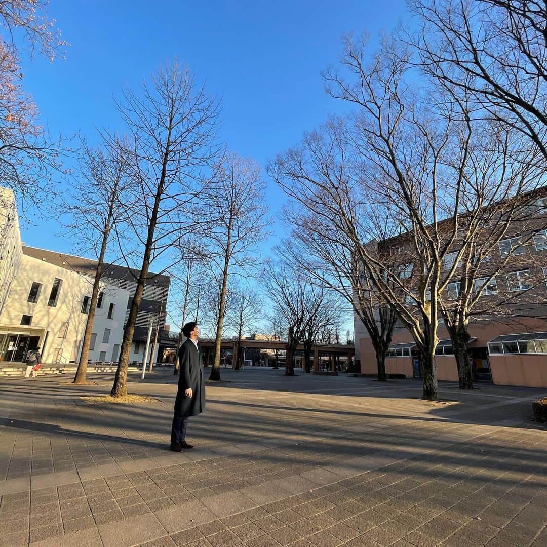 篠原光さんのインスタグラム写真 - (篠原光Instagram)「. ついに明日ですね。 大学入学共通テスト🖌  皆さんからいただく「テストが迫ってきました…」というメッセージを読んでいたら、 こちらまで緊張してきました(誰  今朝のZIP!では、試験会場の一つ、 東京外国語大学の様子を伺いました。 改めて、特にお伝えしたいのは大きく２つ。  ①入り口の検温はありません！ #もし熱があったら…？と #ドキドキしなくて大丈夫！ #試験のことだけ考えて #胸張っていってらっしゃい！😌  ②万全の換気環境なので寒いかも🥶 #休憩時間は #窓をしっかり開けて換気 #外の空気は気持ちいいけれど #風は冷たい！🥶 #でも土曜は最高気温18℃🥵 #寒さにも暑さにも対応できるよう #脱ぎ着ができる羽織を忘れないで！  . このほかにも細やかな感染対策が施されていました。  試験方式の変更に、より繊細な体調管理。 例年なら乗り越えなくていい壁をいくつも越えたみなさんの努力が、 どうか実を結びますように😌  ファイト！！！！💪  . #篠原はセンター試験 #服装ミスった組です #なんか #裏起毛のパーカー1枚で行っちゃって #めちゃ暑くて #暑いのに脱げなくて #脱げてたらもっと点数良かったな！！！(うるさい  #前回のラジオでは #篠原と徳島さんの #センター試験の思い出を話しています😌  #少し気が早いけれど #どう転んでも人生どうにかなるよ！ #と伝えたい」1月15日 18時23分 - ko_shinohara