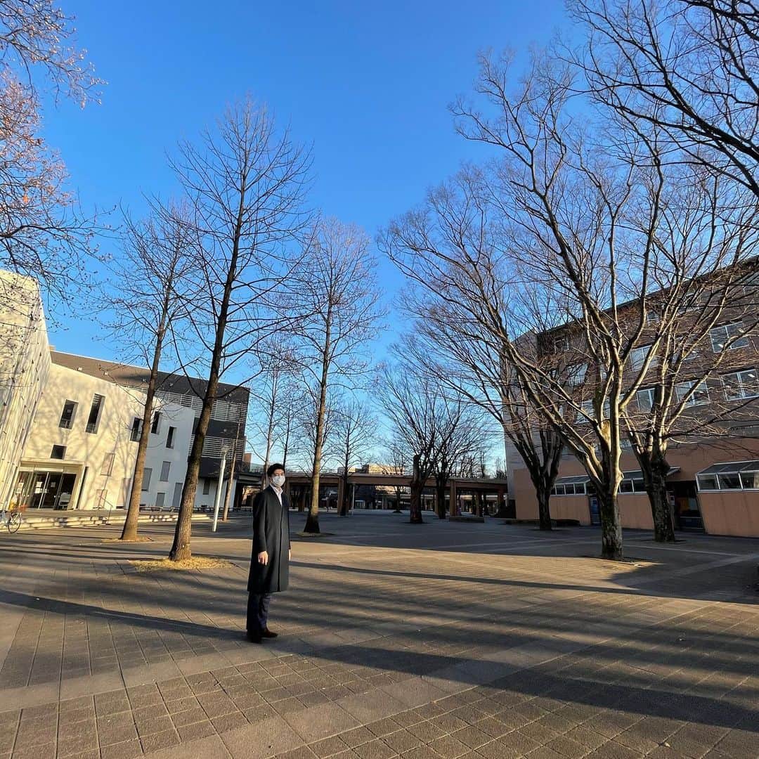 篠原光さんのインスタグラム写真 - (篠原光Instagram)「. ついに明日ですね。 大学入学共通テスト🖌  皆さんからいただく「テストが迫ってきました…」というメッセージを読んでいたら、 こちらまで緊張してきました(誰  今朝のZIP!では、試験会場の一つ、 東京外国語大学の様子を伺いました。 改めて、特にお伝えしたいのは大きく２つ。  ①入り口の検温はありません！ #もし熱があったら…？と #ドキドキしなくて大丈夫！ #試験のことだけ考えて #胸張っていってらっしゃい！😌  ②万全の換気環境なので寒いかも🥶 #休憩時間は #窓をしっかり開けて換気 #外の空気は気持ちいいけれど #風は冷たい！🥶 #でも土曜は最高気温18℃🥵 #寒さにも暑さにも対応できるよう #脱ぎ着ができる羽織を忘れないで！  . このほかにも細やかな感染対策が施されていました。  試験方式の変更に、より繊細な体調管理。 例年なら乗り越えなくていい壁をいくつも越えたみなさんの努力が、 どうか実を結びますように😌  ファイト！！！！💪  . #篠原はセンター試験 #服装ミスった組です #なんか #裏起毛のパーカー1枚で行っちゃって #めちゃ暑くて #暑いのに脱げなくて #脱げてたらもっと点数良かったな！！！(うるさい  #前回のラジオでは #篠原と徳島さんの #センター試験の思い出を話しています😌  #少し気が早いけれど #どう転んでも人生どうにかなるよ！ #と伝えたい」1月15日 18時23分 - ko_shinohara