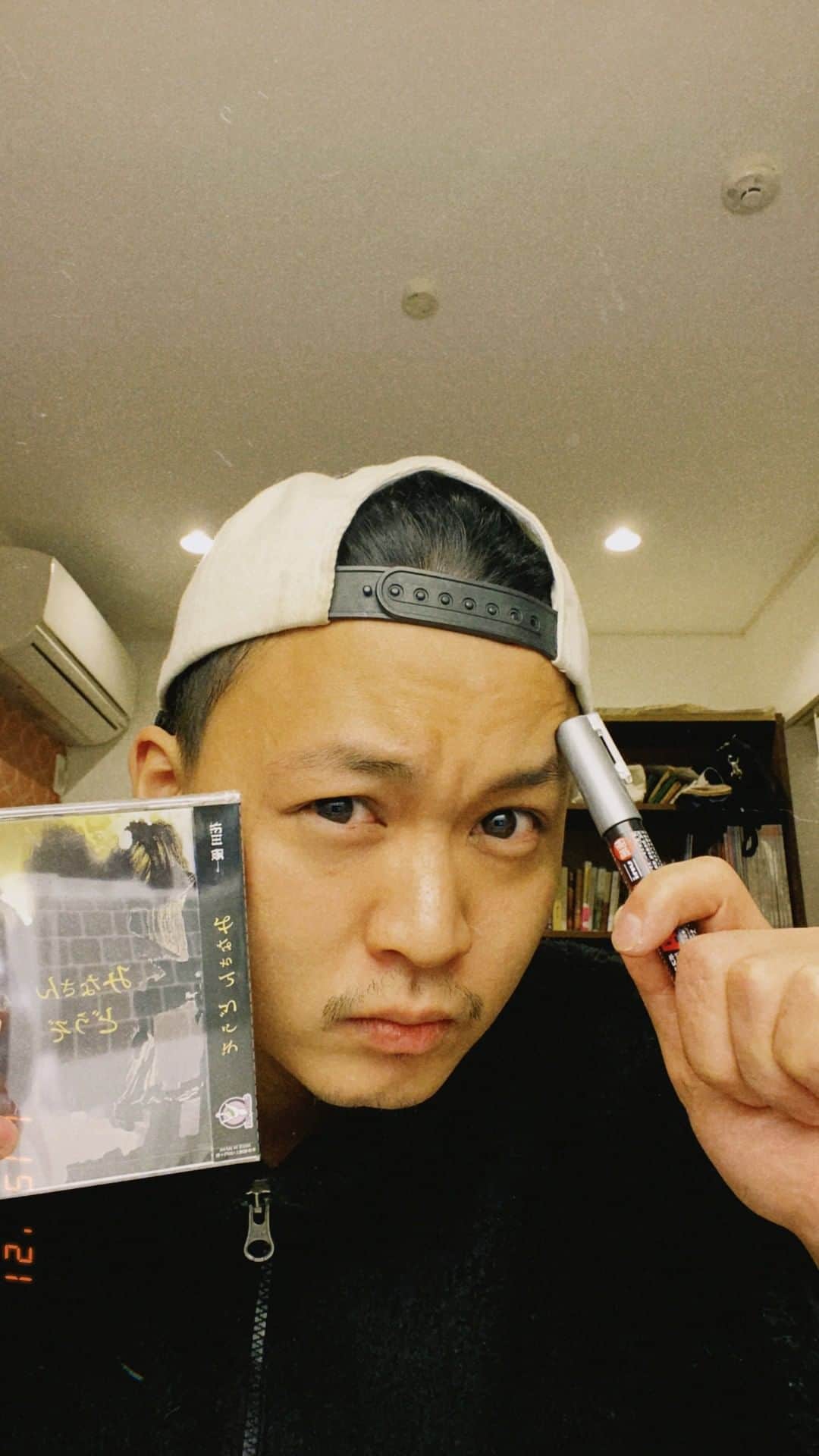 花田優一のインスタグラム：「動画の内容も少し変更して、再アップです！！ 『起きて、サインを書くの会〜爆裂な感謝を込めて〜』  昨晩、LIVE配信後 驚くほど！！たくさんのサイン付きCD、応募ありがとう！！ 本当に感謝です。  朝起きて、さっそくCDと本のサインし始めました！ ありがとう、ありがとう、ありがとう  楽しみに待っててね！！！！！  花田優一  P.S.最初声小さくてごめんなさい🙏  花田優一ファーストアルバム『みなさん　どうぞ』が2021年1月8日に発売開始されました！ しかし。。。新型コロナウイルスの影響で、発売イベントがことごとく中止に。。。 ということで、 花田優一公式インスタグラムでのライブにて、特典サイン付きCDを限定販売！ その結果、ライブ後もファンの皆さんの愛は止まらず、とんでもない数の募集が！！  ということで、感謝の気持ちを込めて！！！この動画を！！！！！  ＃LIVEの友　＃みなさんどうぞ　＃花田優一　＃感謝の気持ちを込めて」