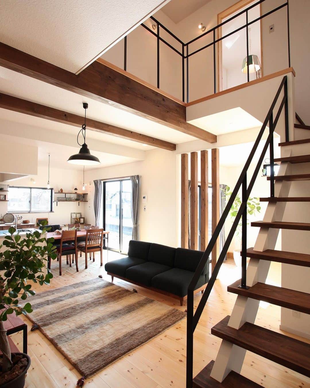 インテリアショップとつくる家 ZEST houseさんのインスタグラム写真 - (インテリアショップとつくる家 ZEST houseInstagram)「TODAY'S POST : 吹抜けセレクション✨ 空間にゆとりをもたらす開放的な吹抜け。ヴィンテージ感のある、塗装を施した構造梁や板張り、あかりとりの小窓などがインテリアのアクセントに効いています♪ ↩︎ ↩︎ ------------------------------------ 資料請求 家づくりの資料請求はこちらから ↓↓↓ @zest_design_house_info ↩︎ ↩︎ ------------------------------------ ↩︎ ------------------------------------ もっと施工事例を見たい方はこちら ↓↓↓ ゼスト倉敷オフィス(岡山県) @zest_design_house ↩︎ ↩︎ ------------------------------------ ↩︎ ↩︎ #木の家 #工務店 #自然素材の家  #ロンハーマン #myhome #注文住宅 #新築一戸建て #マイホーム #マイホーム計画 #おしゃれな家 #かわいい家 #施工事例 #インテリアショップとつくる家 #板張り#吹抜けリビング #吹抜け空間 #岡山工務店 #岡山県 #ゼスト倉敷 #デザイン住宅 #吹抜け #ダイニング照明 #ダイニングラム #ダイニングテーブル #ダイニング #カリフォルニアスタイル #リノベーション #デザイナーズ住宅 #暮らしを楽しむ #暮らし」1月15日 18時28分 - zest_design_house
