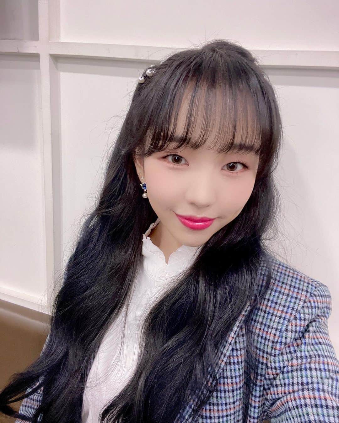 ペク・アヨンのインスタグラム：「어디 보는지 모르겠는 #뮤직뱅크」