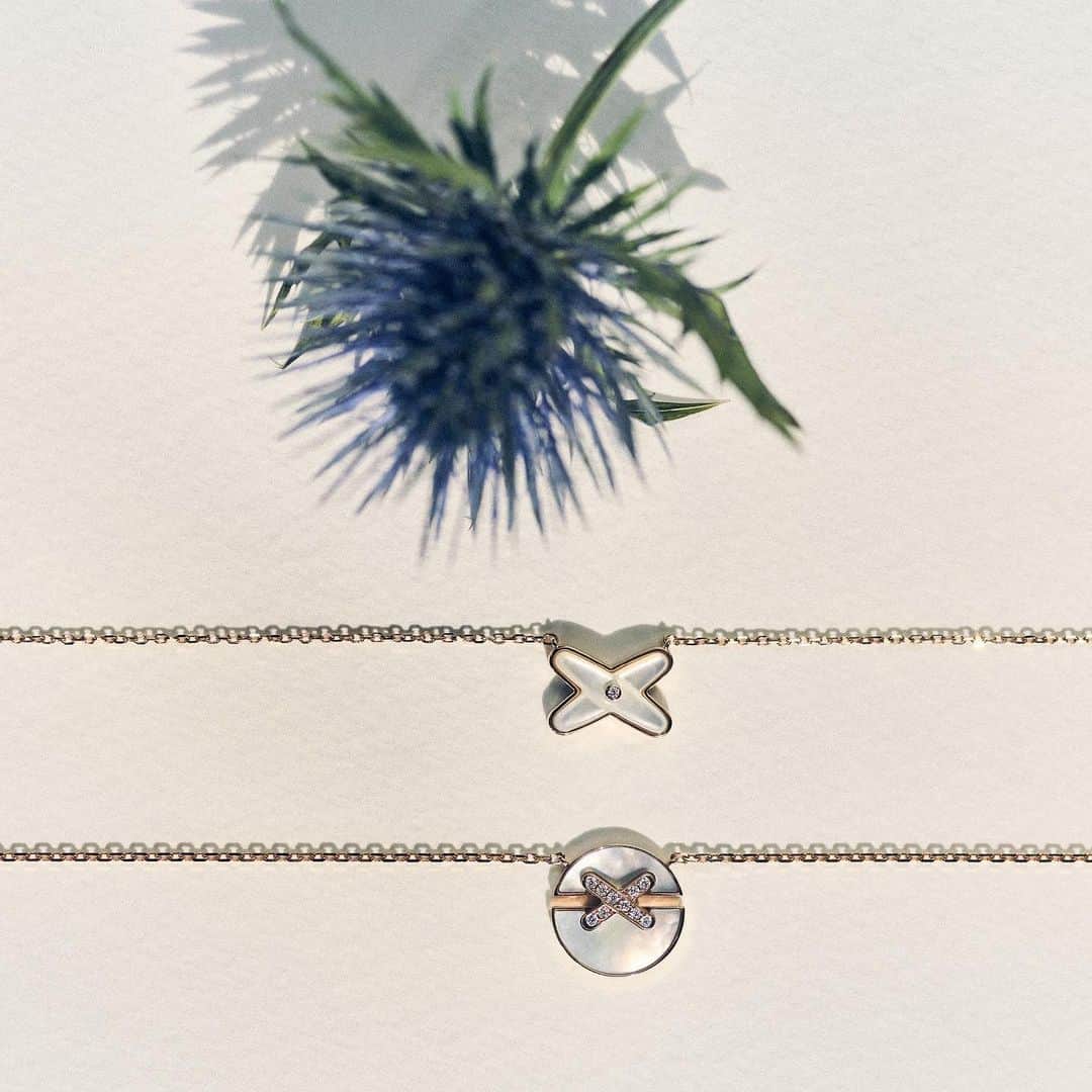 Chaumetさんのインスタグラム写真 - (ChaumetInstagram)「Both delicate and precious, our timeless Jeux de Liens creations are set with luminous mother-of-pearl. Sentimental jewels to wear everyday as a token of life’s happiest moments. #Chaumet #StoriesofLiens #ChaumetLiens #JeuxdeLiens」1月15日 18時28分 - chaumetofficial