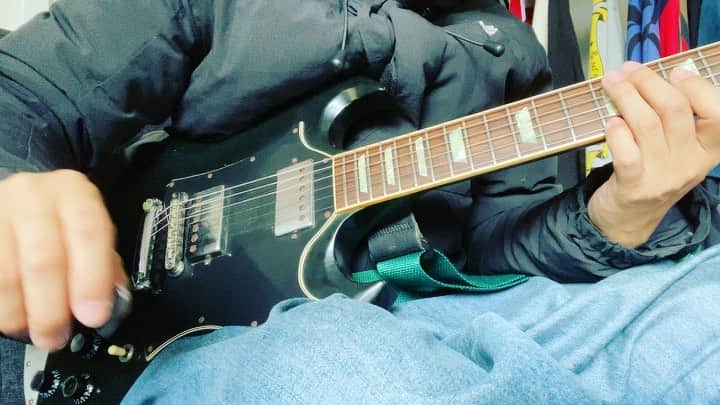 小野武正のインスタグラム：「今日からフィクションの巨匠パートをお届けしましょう！  まずはフィクション頭のコードBm9を自分はリフ上で弾いてますが更にオクターブ上のBm9を重ねると美しみが深いハーモニーが生まれますねえ、という事です。同じコードネームでも色んなパターンの響きがあるということです!!  #わしつなぎ #keytalk #気ぃ遠く #フィクションday4」