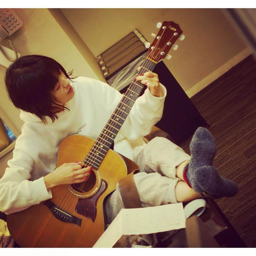 熊木杏里のインスタグラム：「3月12日（金）日本橋三井ホールにて ライブ開催です。 生配信もします。 ご自宅からもご参加頂けますので 楽しみにしていて下さいね。 (期間限定アーカイブあり)  少しずつでも状況が良くなって行きますように。  詳しくはまたお知らせします しゃららん。  靴下🧦で失礼しました。」