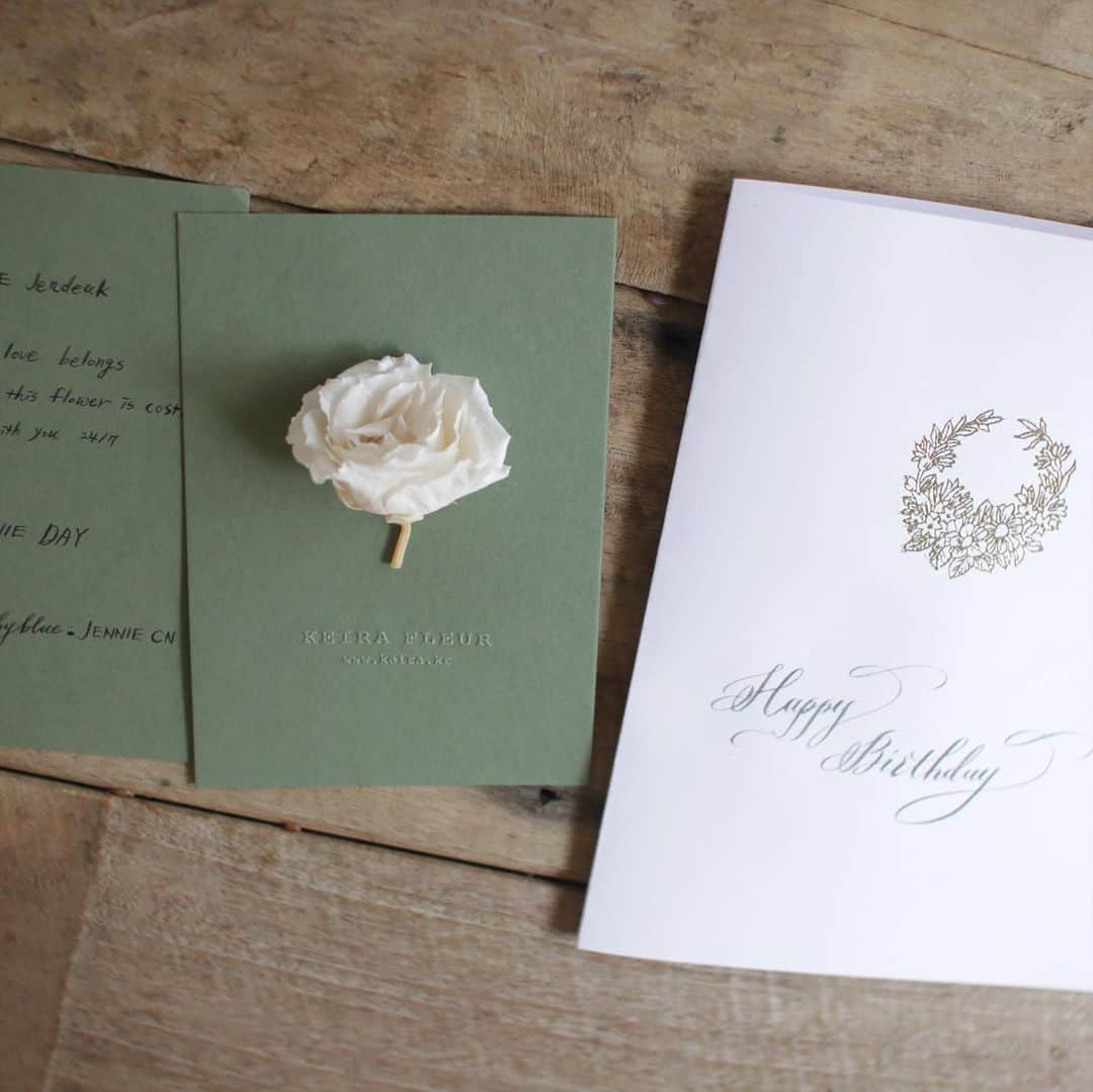 플로리스트 김애진(케이라플레르)さんのインスタグラム写真 - (플로리스트 김애진(케이라플레르)Instagram)「✔️ Overseas fans ordered special flower gift to celebrate BLACKPINK JENNIE's birthday. We designed two bouquets, made three hand-made cards. Thank you for trusting KEIRA and placing orders from overseas.  Congratulations on JENNIE's birthday. “HAPPY JENNIE DAY♥”  블랙핑크 제니에게 배송된 #하트꽃다발 🤍🤍✨ 카드도 직접 만들어드렸어요. 이럴때 사용하는 #영문캘리그라피 🤍   #BLACKPINK #KPOP #JENNIEKIM #JENNIE #KOREANFLORIST ⠀ ⠀ ⠀ ⠀ www.keirafleur.com ⠀ ⠀ 수업문의 -통화불가. 문의는 카톡(케이라플레르), dm 메세지로만 가능합니다.  ⠀ ⠀  🏷 @keirafleurshop 👈🏻 선생님 데몬 판매, 예약 꽃주문은 샵계정으로 문의주세요!  ⠀ ⠀ ⠀」1月15日 18時33分 - keirafleur