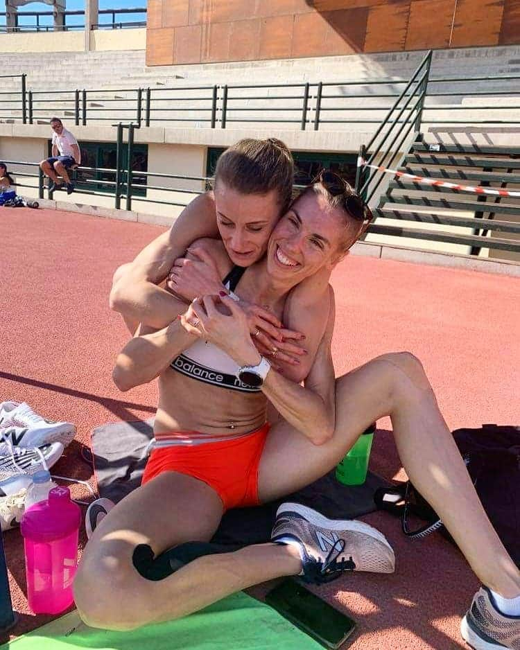 イガ・バウムガルトのインスタグラム：「To będzie piękny dzień 🥰🌞.    #purelove #partnersincrime #training #sisters #newbalance #biegamwnb #sunnto #sunny #workout #running #aftertraining」