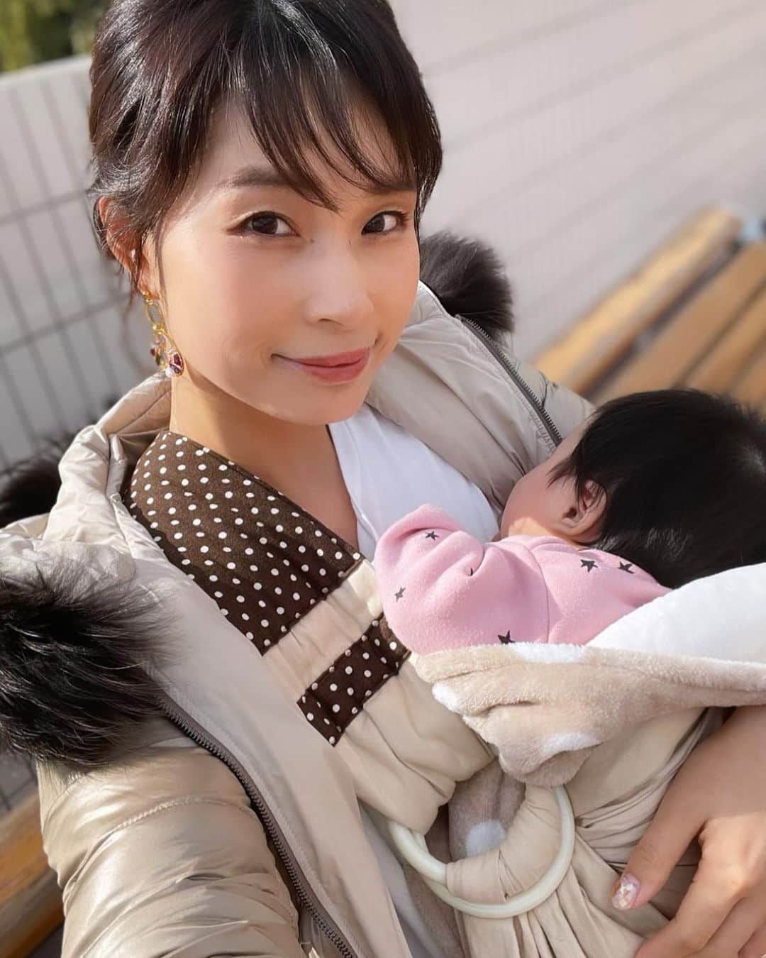 三佐和あやのインスタグラム：「#ootd  いいお天気だったから お買い物に出かけたんだけど ずっと寝てるんだもんね〜👶  coat #tatras  top @titivatejp  bottom @reedit_official   抱っこ紐そろそろ 今どきの（←いいかたおばさん😙）を買おうかな♪ #スリング 長女の時から使ってて 15年ものなんだよ〜 つかい慣れてて楽なの♪ いましてる人 見かけないよなぁ〜  そのスリングを赤ちゃんだった長女がつけて ぱくちゃんを抱っこしてくれるものだから...胸に沁みるものがあるよ😙😙😙  むかし話だよ😂  #大人女子 #ママ #妊活 #今日の服  #ママコーデ#アラフォーママ  #アラサー #アラフォー#大人可愛い#タトラス #tatras #ユニクロコーデ #プチプラコーデ #モデル﻿ #大人女子 #アンチエイジング #ロカリ #locari #mamagirl #ままのて #子育て」