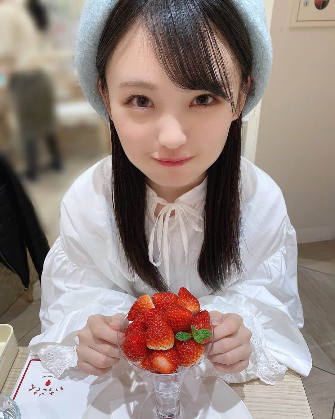 新澤菜央さんのインスタグラム写真 - (新澤菜央Instagram)「・  あげないもん！  #いちごの日  #でも担当フルーツは #さくらんぼ #です  #🍒」1月15日 18時40分 - _shinshin_48