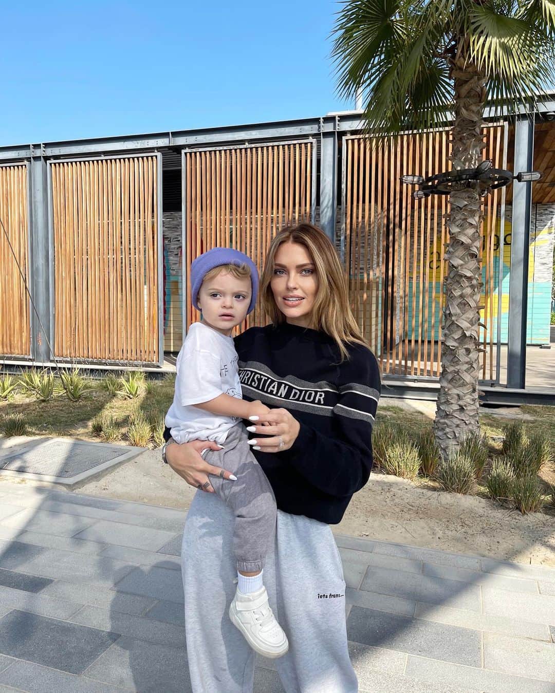 Caroline Receveurのインスタグラム：「So there’s this boy. He kind of stole my heart. He calls me « Mom » 😌🤍」
