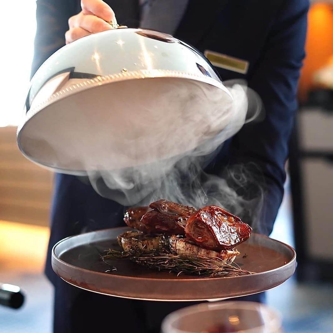 The Ritz-Carlton, Tokyoのインスタグラム：「こだわり抜いた食材を使用したアジュール フォーティファイブ 料理長 宮崎慎太郎の至高のモダンフレンチをどうぞお楽しみに。  Savor exquisite displays of high quality modern French cuisine at Azure 45. -via @sakura.007  #RitzCarltonTokyo #RCMemories」