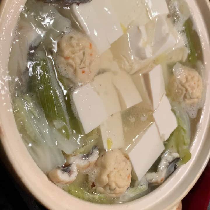 高嶋政宏のインスタグラム：「鱈とか鰻の白焼きとか 色んなもの入れて 家で湯豆腐😆 #masahirotakashima #髙嶋政宏　#湯豆腐　#おウチでごはん」