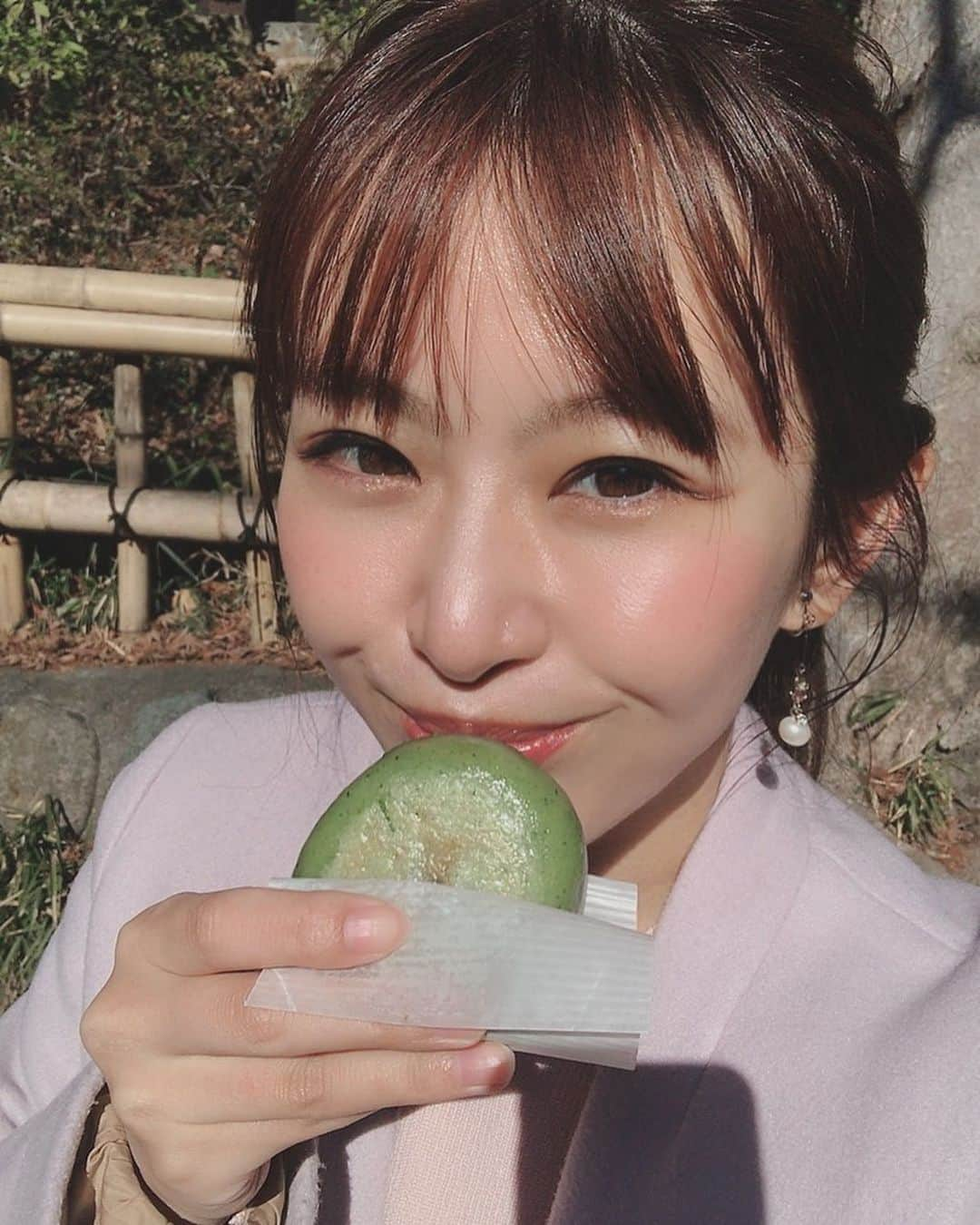 中庄司愛希のインスタグラム：「こんばんは☀️ 深大寺では草餅も食べたよ〜💕深大寺はお団子とか草餅とかも美味しい🥰 #深大寺 #ゲゲゲの鬼太郎 #鬼太郎 #お蕎麦 #お出かけ #調布 #ゴルフ女子 #深大寺草餅 #草餅」