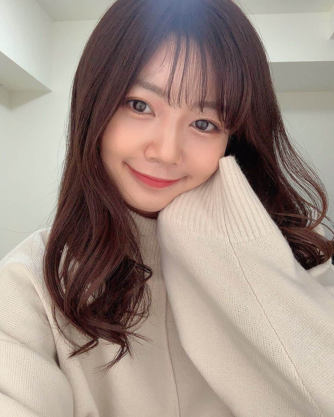 杉浦みずきのインスタグラム：「. こんばんは！🐮💛 改めまして 明けましておめでとうございます！  今になって今年初投稿、、🙏 これからインスタがんばります😂  今年の目標は、起きる！動く！生きる！ つまり脱怠惰 前にもズボラ女子卒業するみたいなこと言ってた気が… 今年も同じです。笑  2021年の杉浦みずきもどうぞ宜しくお願い致します🙇‍♂️ ちなみに年女です！🐮💓」