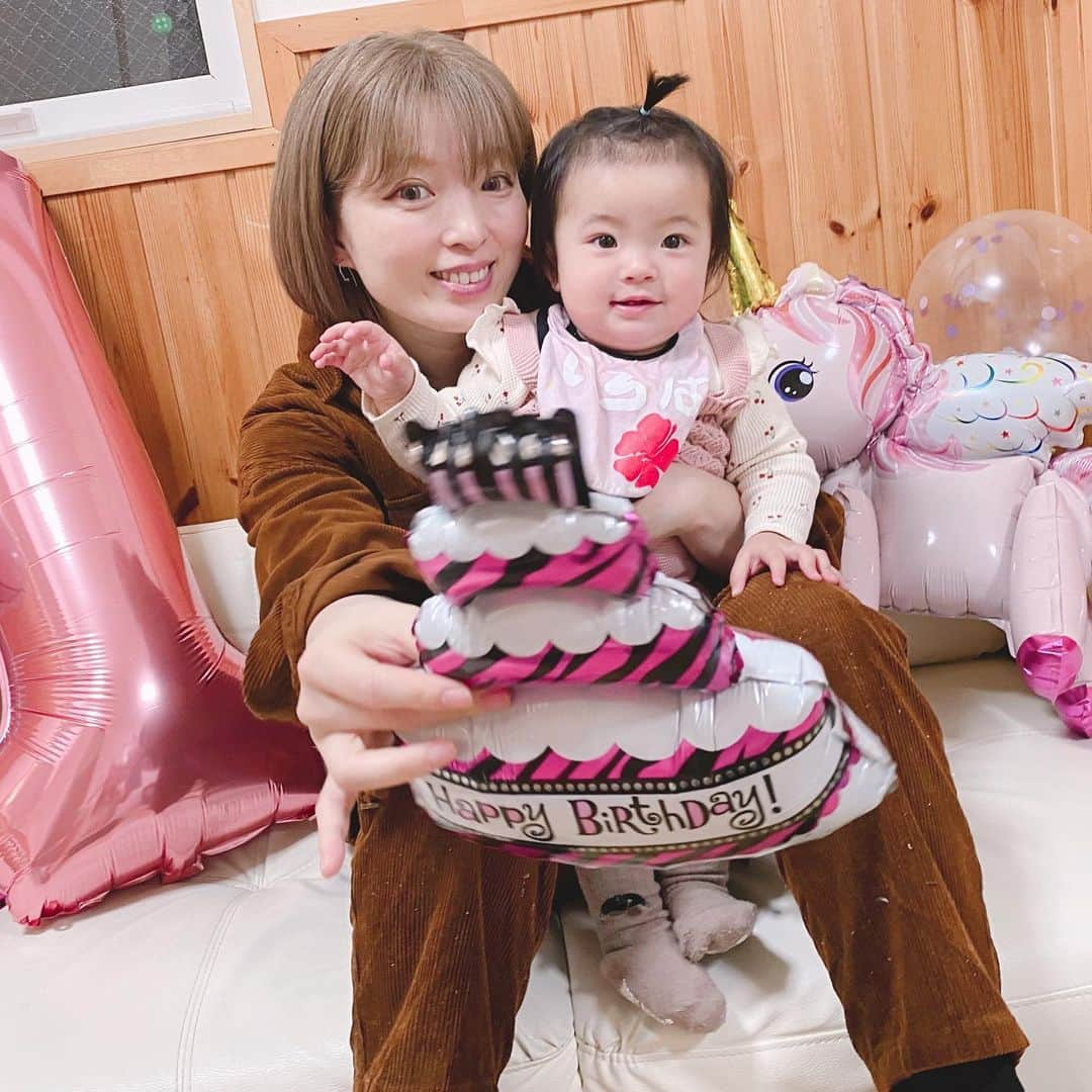 マーナのインスタグラム：「🍓  ㊗️１歳  🎈HAPPYBIRTHDAY🎈  無事に１歳を迎えました  孫よ、誕生日おめでとう  娘ちゃん夫婦も、パパママ１歳 私も、おばあ１歳  みんなおめでとうございます♡  #1歳誕生日  #イチゴの日が誕生日とか可愛い #孫 #誕生日 #happybirthday」