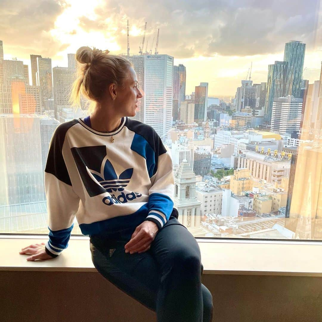 アンジェリーク・ケルバーさんのインスタグラム写真 - (アンジェリーク・ケルバーInstagram)「I love coming back to Australia, despite all the difficulties this year. Aside from a few hours on the practice court, this will be my Melbourne experience for the next 14 days in quarantine. Not a bad start, right? ☺️ @australianopen #TeamAngie」1月15日 18時44分 - angie.kerber