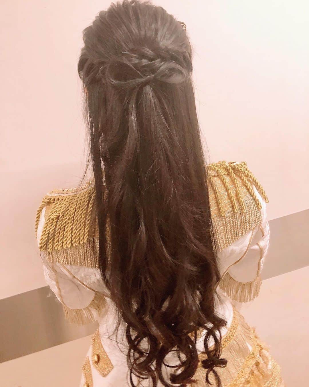 北川愛乃さんのインスタグラム写真 - (北川愛乃Instagram)「リボンが付いた ハーフアップヘアです🎀 メイクさんがとっても可愛く 仕上げて下さいましたぁ(；；)✧︎*。  #ハーフアップ  #リボンアレンジ  #ヘアアレンジ」1月15日 18時44分 - kitagawayoshino