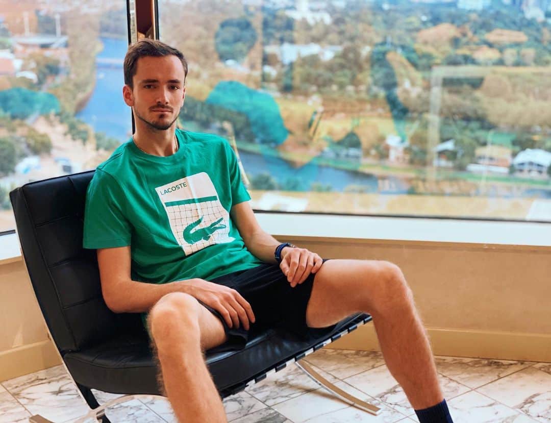 ダニール・メドベージェフのインスタグラム：「Jet-lagged😴🥴」