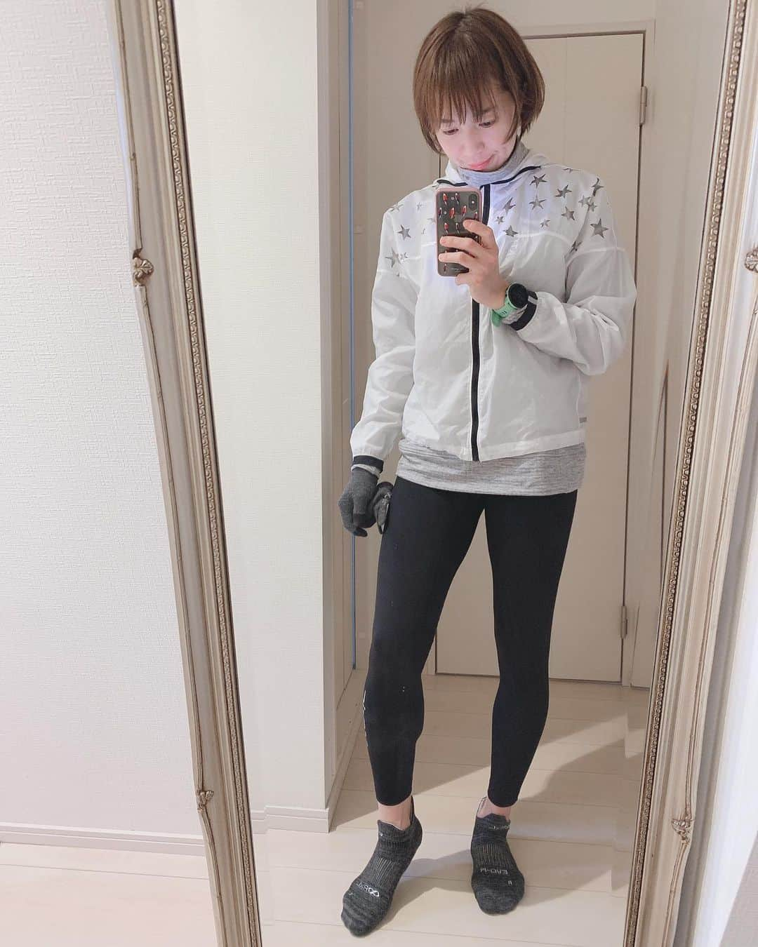 鈴木莉紗さんのインスタグラム写真 - (鈴木莉紗Instagram)「今朝はユルッと疲労抜きジョギング🏃‍♀️ 無理しない減量で久しぶりに56kg台に。 ・ ニットをinしなくてもファスナーを上げるのに一苦労だったチェックスカートが ニットを着てもすんなり入って、とても嬉しかったです😭 @aircloset_official (紹介コードm5bYhで3000円オフになるのでぜひ使ってください) ・ 私が心がけたのは以下のこと ・#クリアマッスルハイパー を毎食前に飲む @muscletech_japan  ・白米を発芽玄米に変える ・時間がないときのごはんはプロテイン＋茹でたサツマイモ ・お菓子を食べない(これが一番即効性ある) ・ ①タンパク質を多めに ②脂質を抑える(1g9キロカロリーもありますからね😅) ③GI値の低い炭水化物を摂る これらは挫折しづらく、精神的にもキツくない食事調整なのでオススメです。 ・ プロテインを飲むメリットなどがSTORYを掲載されたのでぜひチェックしてみてください💗 #産後ダイエット #産後ダイエット成功 #産後7ヶ月 #ランニング #ダイエット #ダイエット方法 #マッスルテックジャパン #マッスルテックアンバサダー #身長166cm」1月15日 18時46分 - suzuki__lisa