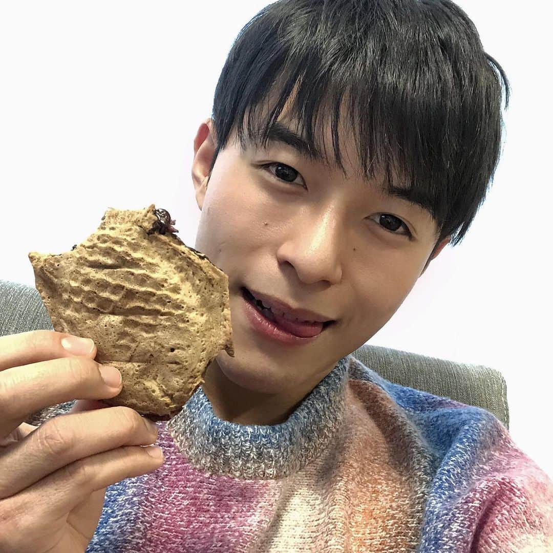 池田航さんのインスタグラム写真 - (池田航Instagram)「たい焼きはどっちから食べる派？ 頭？しっぽ？❤ ･ ･ 僕はしっぽ😍 ･ ･ 毎日YouTubeLIVE実施中！ みんな！一緒に楽しくおしゃべりしよ😍 YouTubeにて🔎KOHクッキング🔍で 動画投稿してます！ 【池田航】で検索してね❤ ･ ･ ･ 料理アカウントもよかったらフォローしてね✨☞@chef.koh ･ ･ #富山県 #富山 #オム男子 #鎧勇騎月兎 #池田航 #スパコマ #超コマ #食育インストラクター #調理師免許 #スーパーフードプランナー #歯並び #料理男子 #笑顔」1月15日 18時47分 - kohcooking